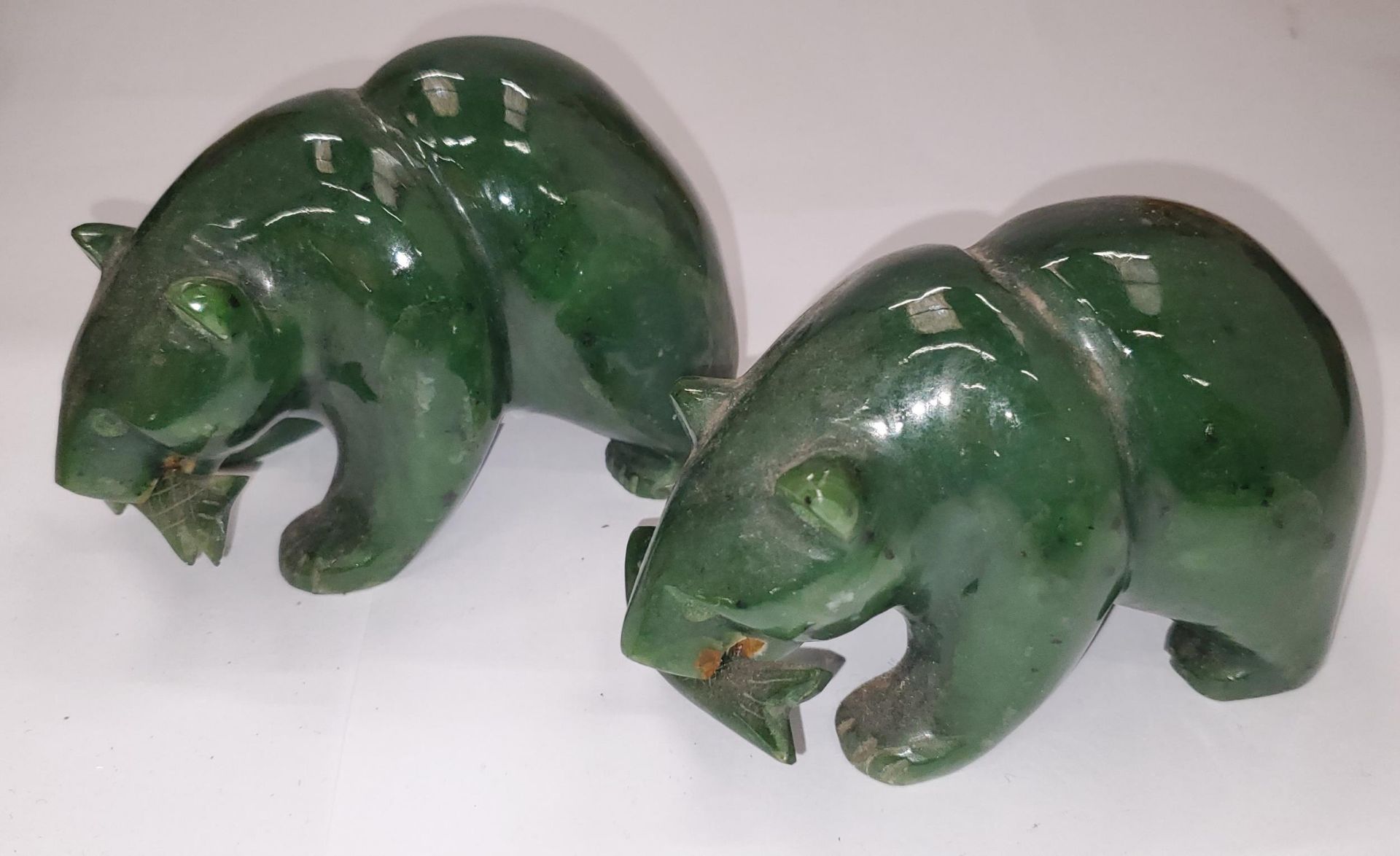 A COLLECTION OF BEAR ORNAMENTS TO INCLUDE WOODEN AND CANADIAN JADE STYLE - 7 IN TOTAL - Image 2 of 4