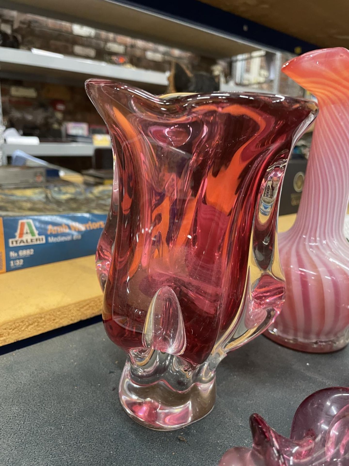 A QUANTITY OF COLOURED GLASSWARE TO INCLUDE VASES, A BOWL AND A JUG - 9 PIECES IN TOTAL - Image 3 of 3