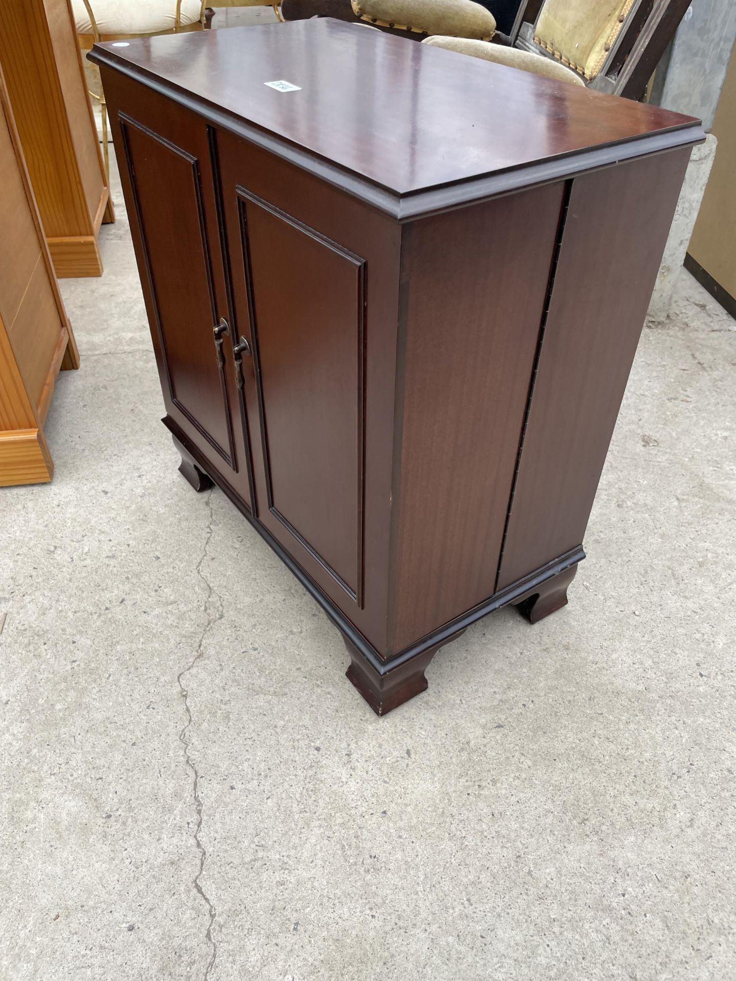 A SMALL MAHOGANY 'HOME ENTERTAINMENT COLLECTION' CUPBOARD, 23" WIDE - Image 2 of 3