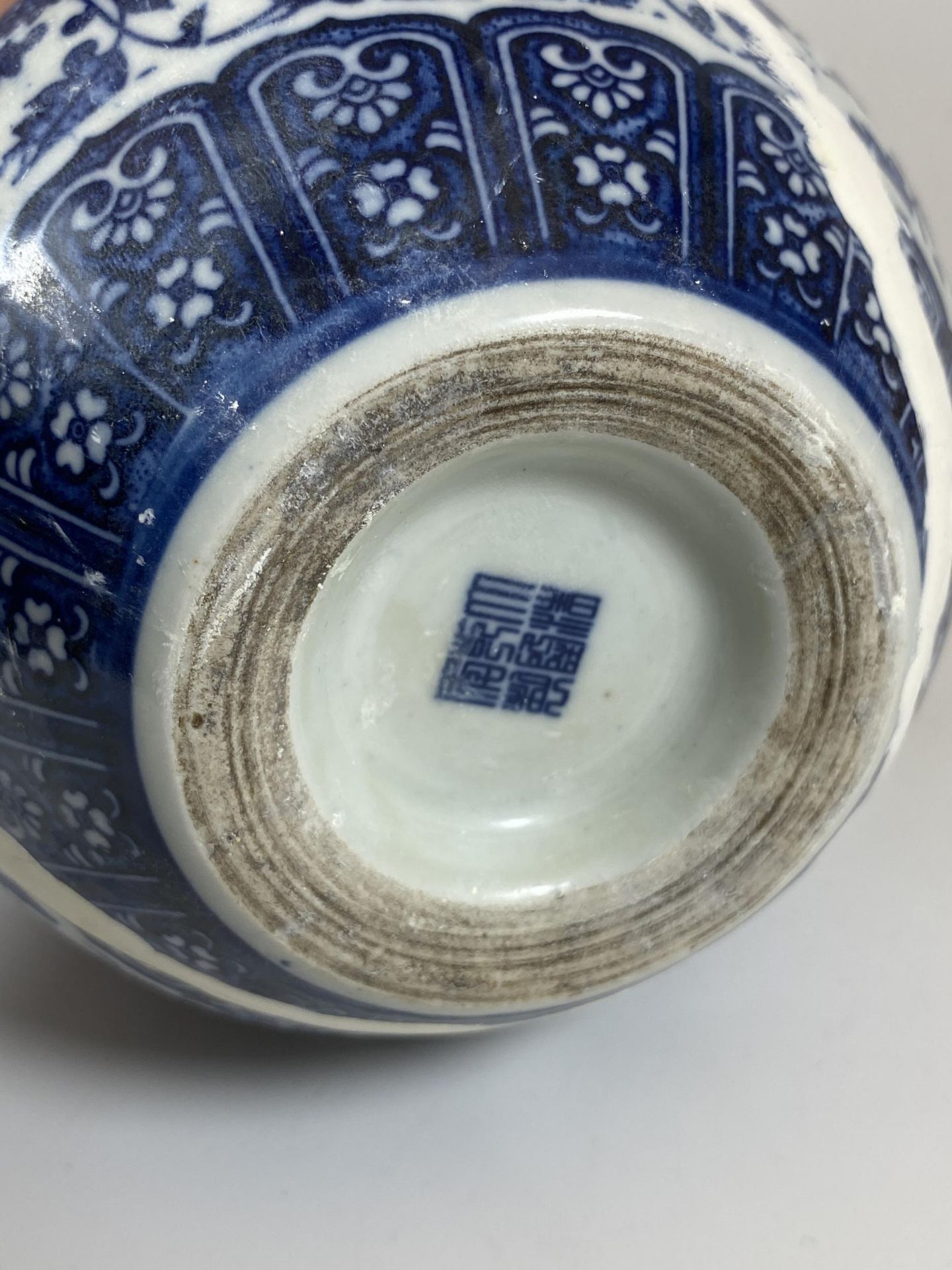 A QING STYLE CHINESE BLUE AND WHITE FLORAL BOTTLE VASE, QIANLONG MARK TO BASE, HEIGHT 23CM - Bild 4 aus 5