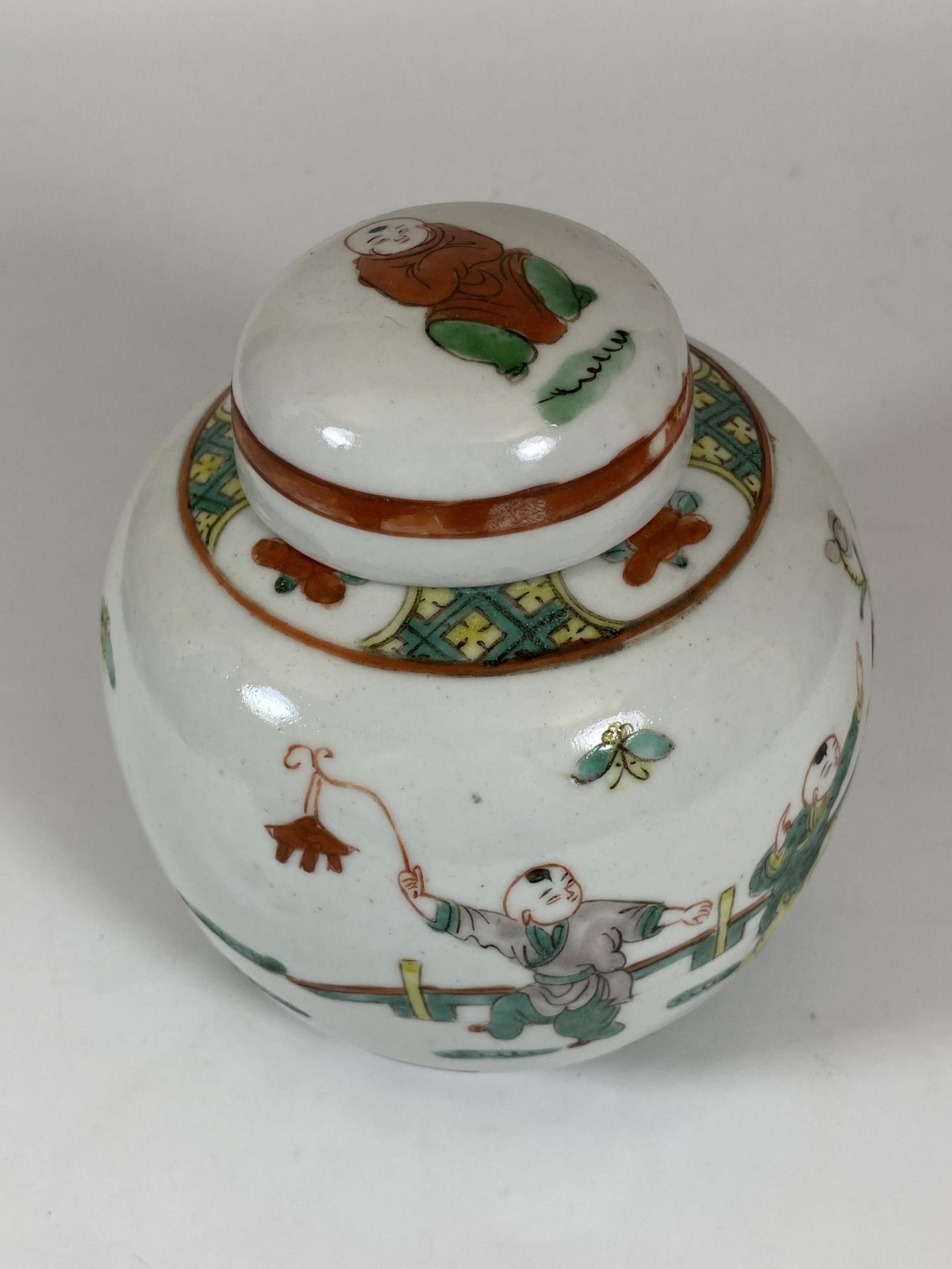 A CHINESE FAMILLE VERTE LIDDED GINGER JAR WITH BOYS AT PLAY DESIGN, HEIGHT 16CM - Image 2 of 5