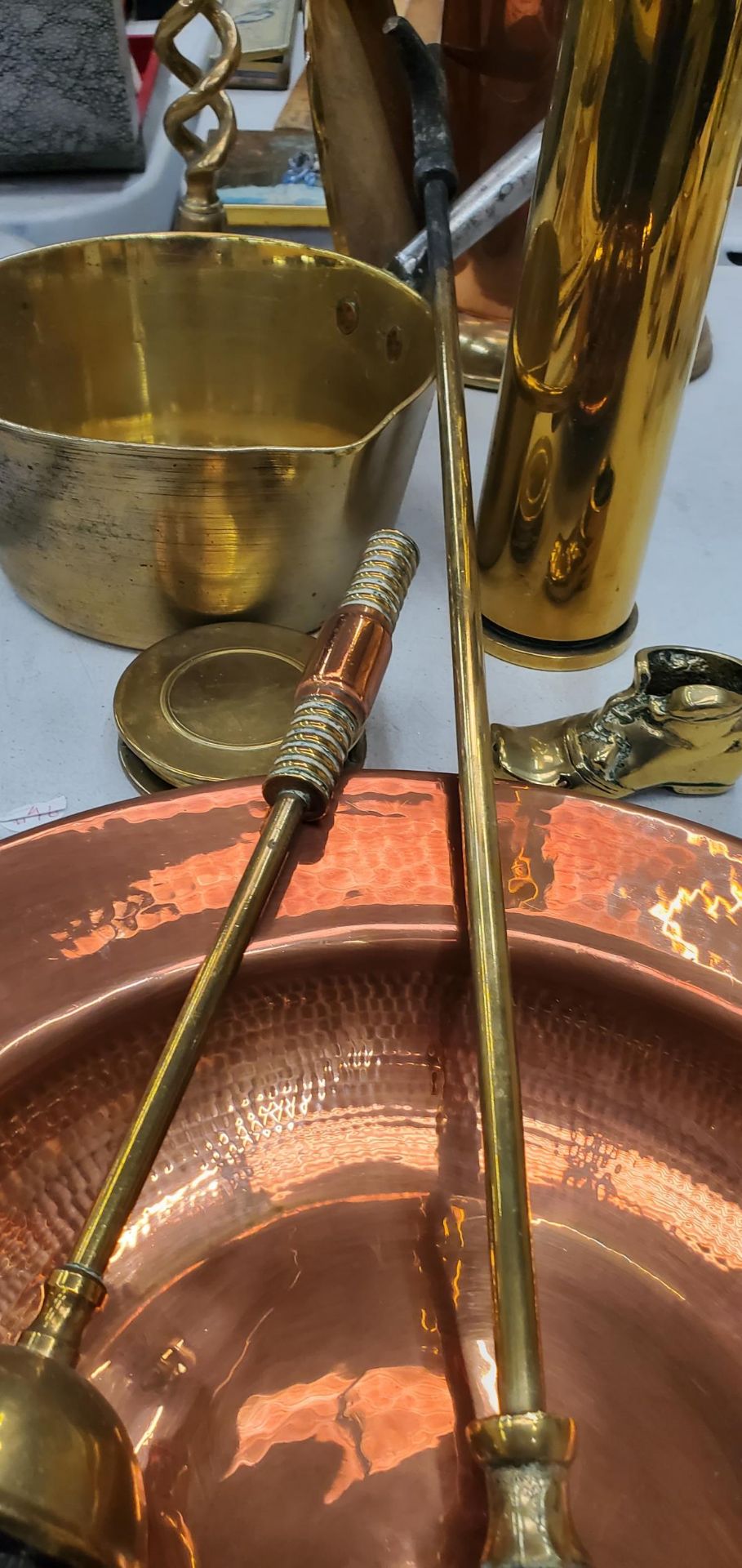 A QUANTITY OF BRASS AND COPPER TO INCLUDE A COMPANION SET IN A COPPER HOLDER, BRASS PAN, LARGE - Image 2 of 3