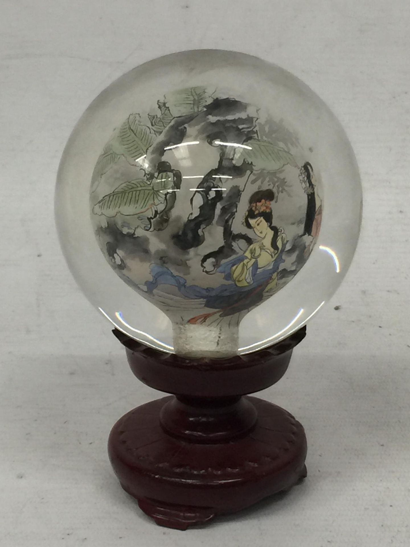 A MODERN ORIENTAL GLASS ORB ON STAND - Image 3 of 3