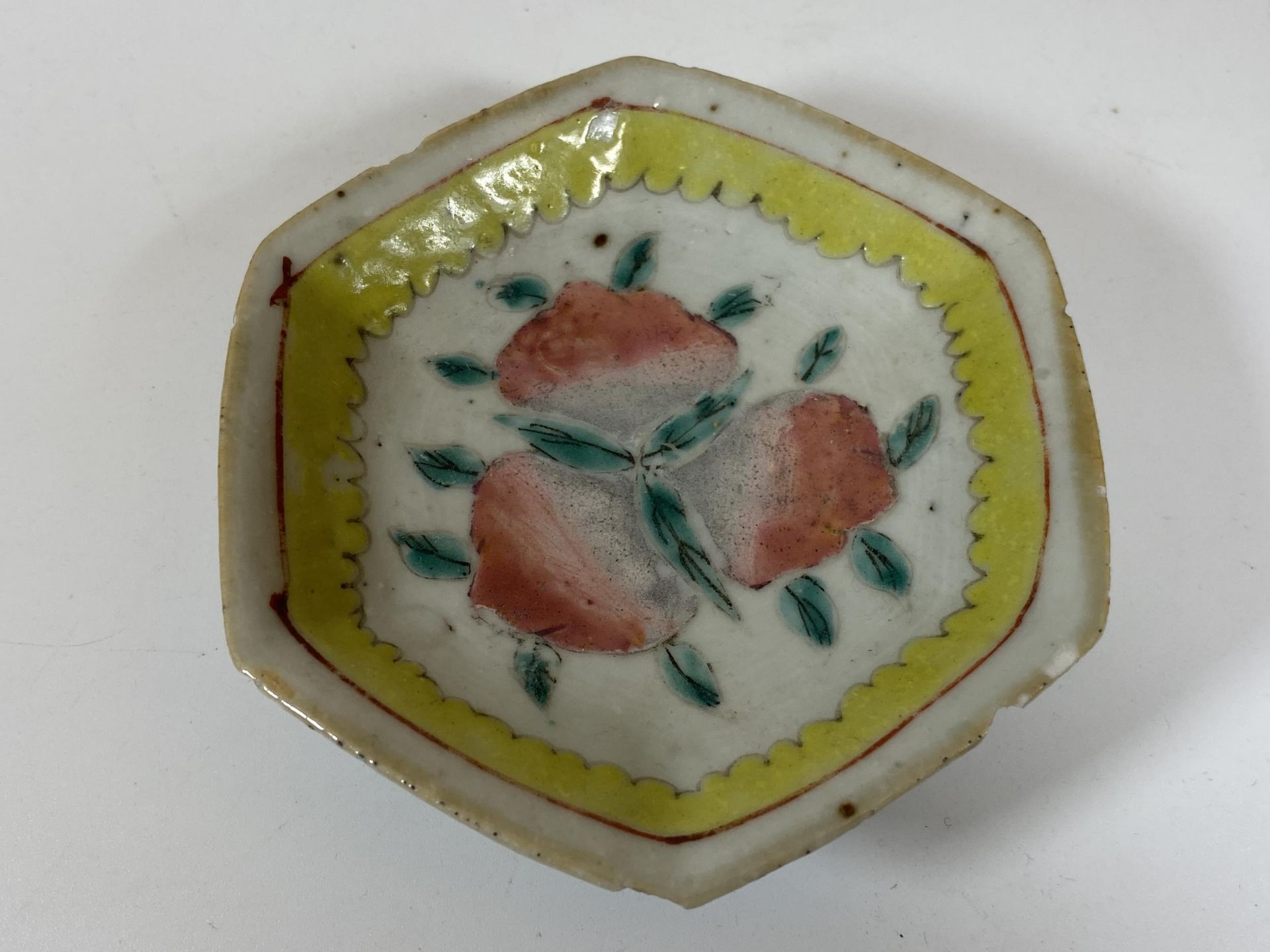 A 19TH CENTURY CHINESE FAMILLE JAUNE PEACH BLOSSOM FOOTED DISH, DIAMETER 10CM - Image 2 of 4