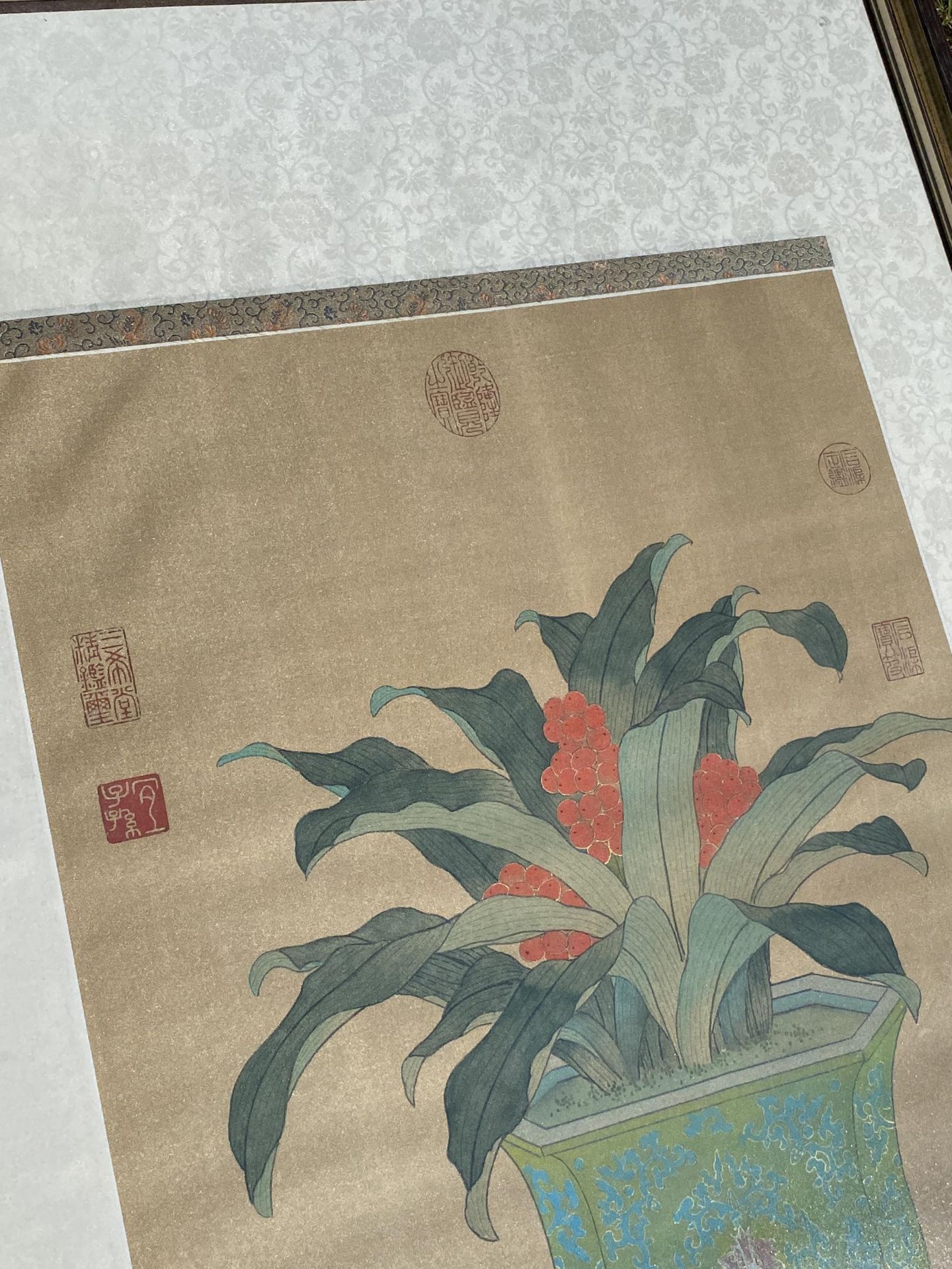 A LARGE FRAMED ORIENTAL SILK PAINTING OF A VASE ON STAND, SIGNED WITH SEAL MARKS, 119 X 61CM - Bild 2 aus 7