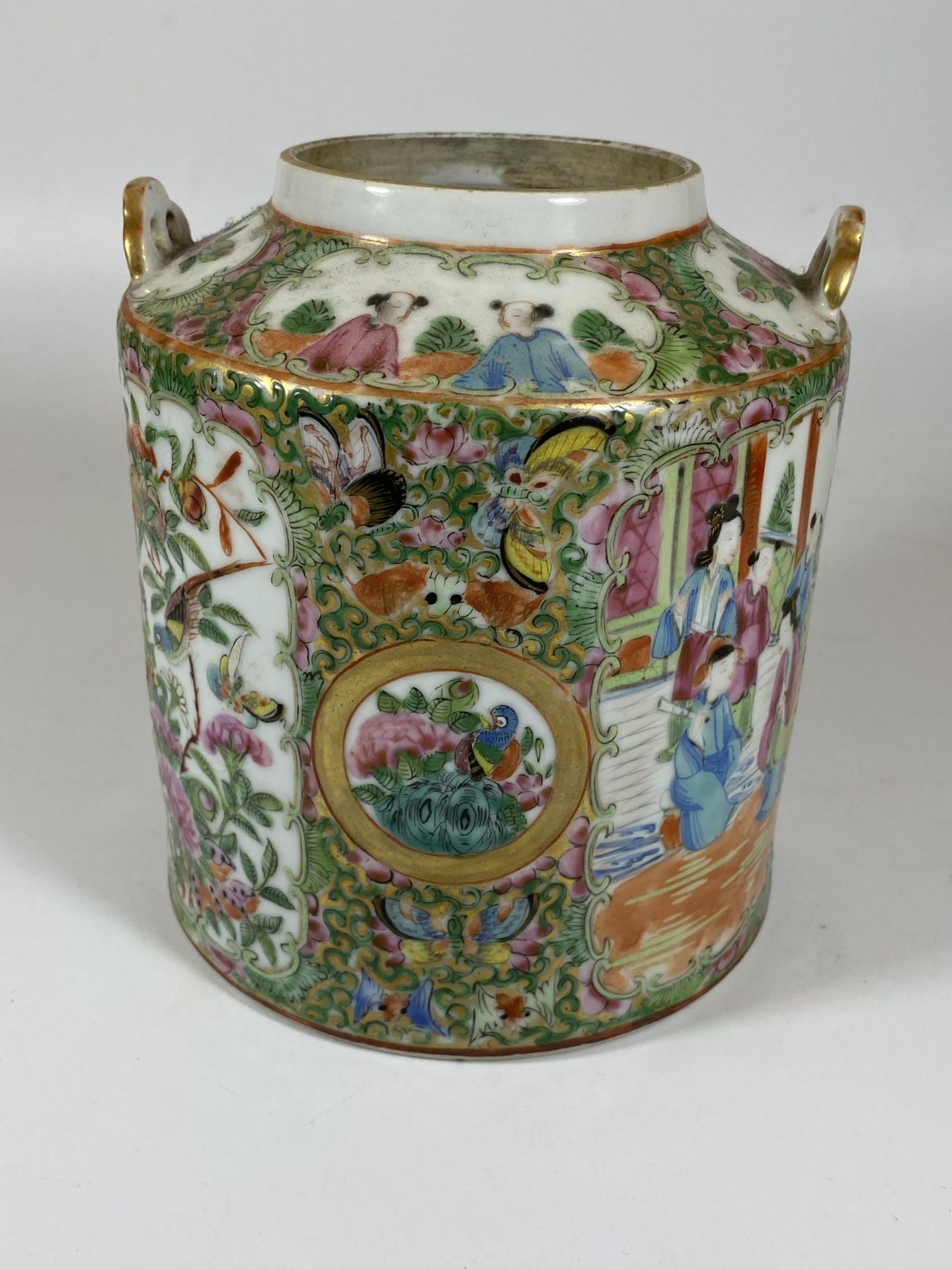 A 19TH CENTURY CHINESE CANTON FAMILLE ROSE MEDALLION TEAPOT (MISSING SPOUT), HEIGHT 16CM - Image 3 of 5