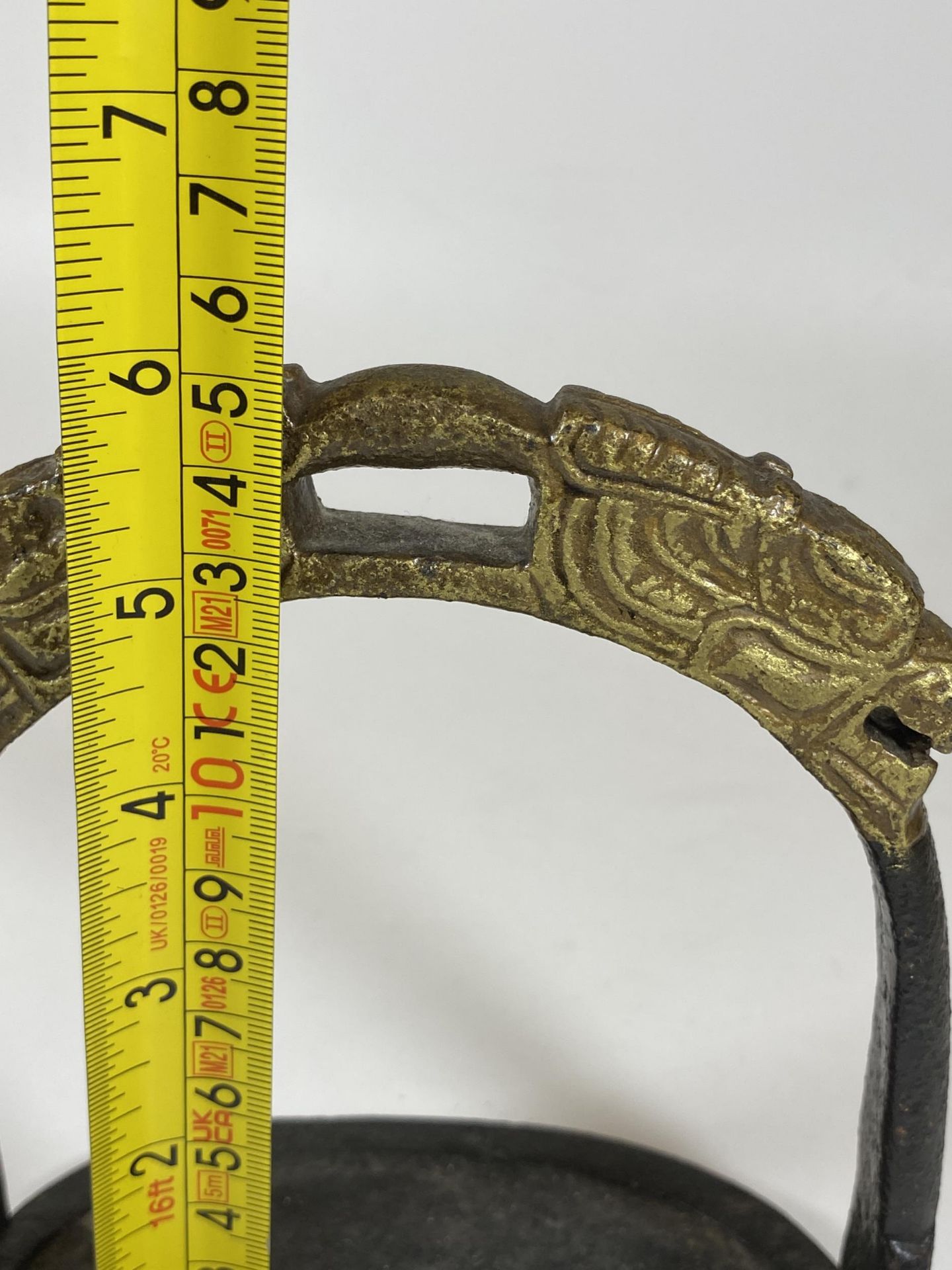 A SOLID CAST IRON ORIENTAL STIRRUP WITH DRAGON HEAD DESIGN, HEIGHT 15CM - Image 6 of 6