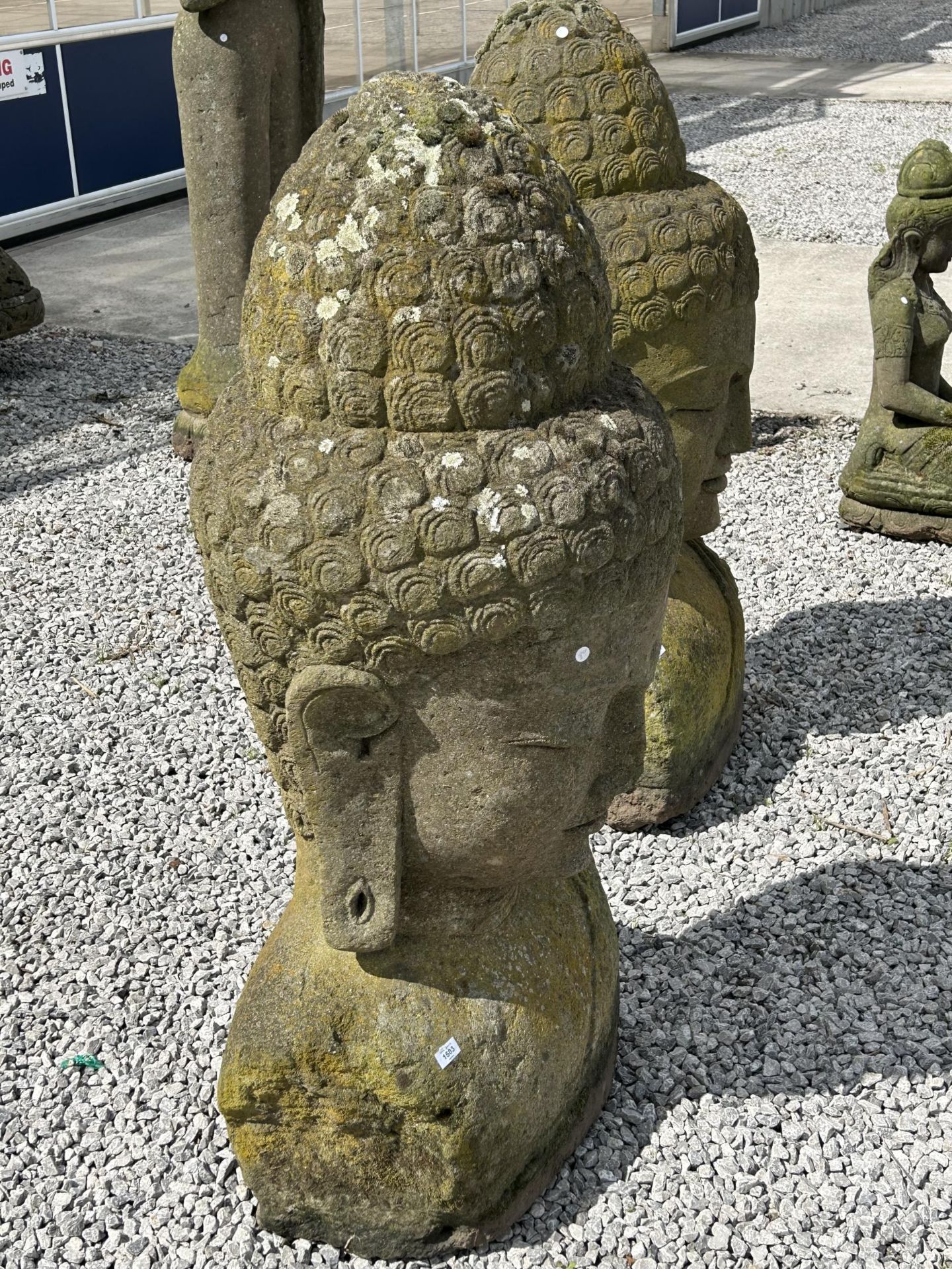 A LARGE RECONSTITUTED STONE BUDDHIST DIETY FIGURE - HEIGHT 150 CM, DEPTH 50 CM (SLIGHT A/F TO EAR - Bild 3 aus 6
