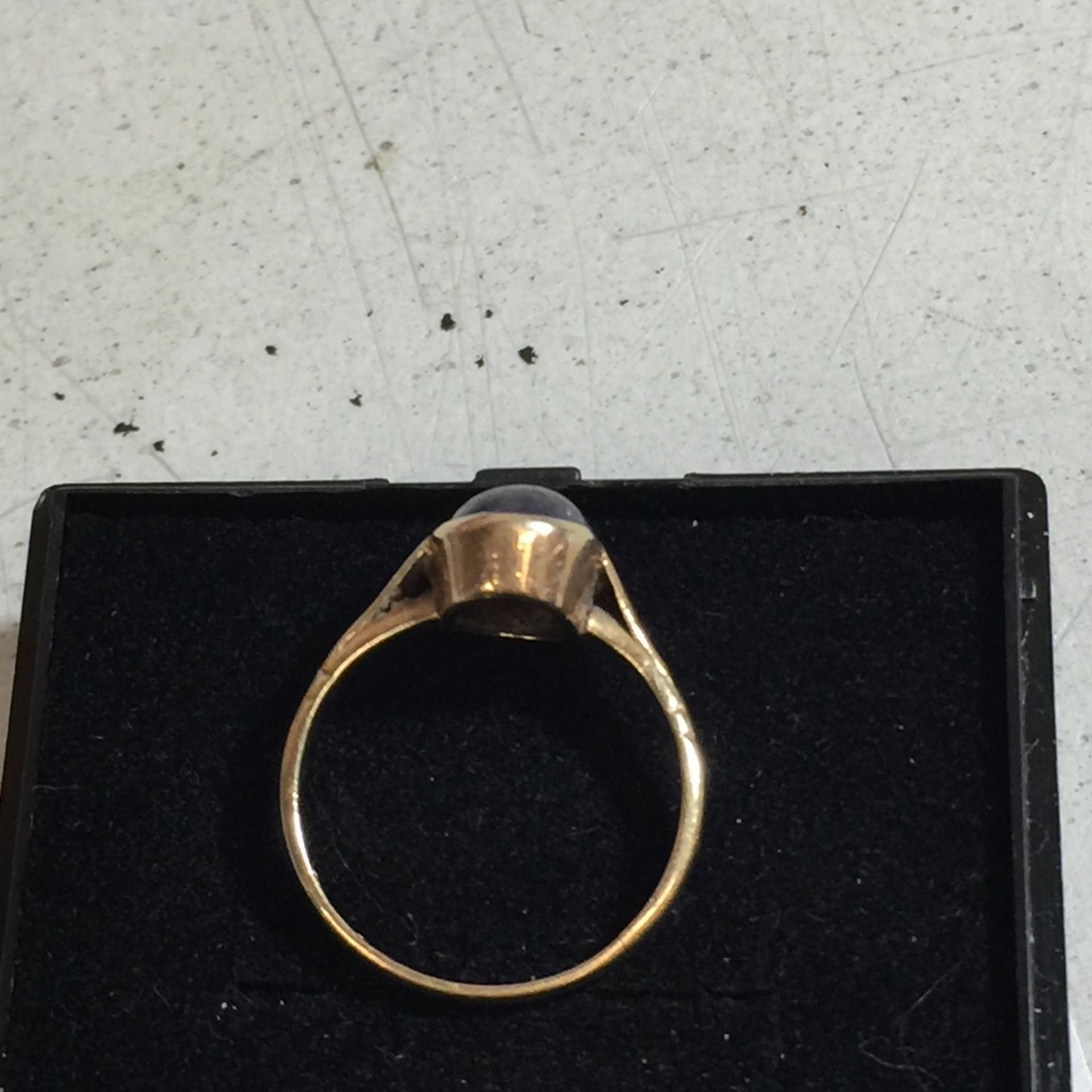 A 9CT GOLD RING WITH BLUEY BLACK STONE, WEIGHT 2G, SIZE I - Bild 2 aus 3