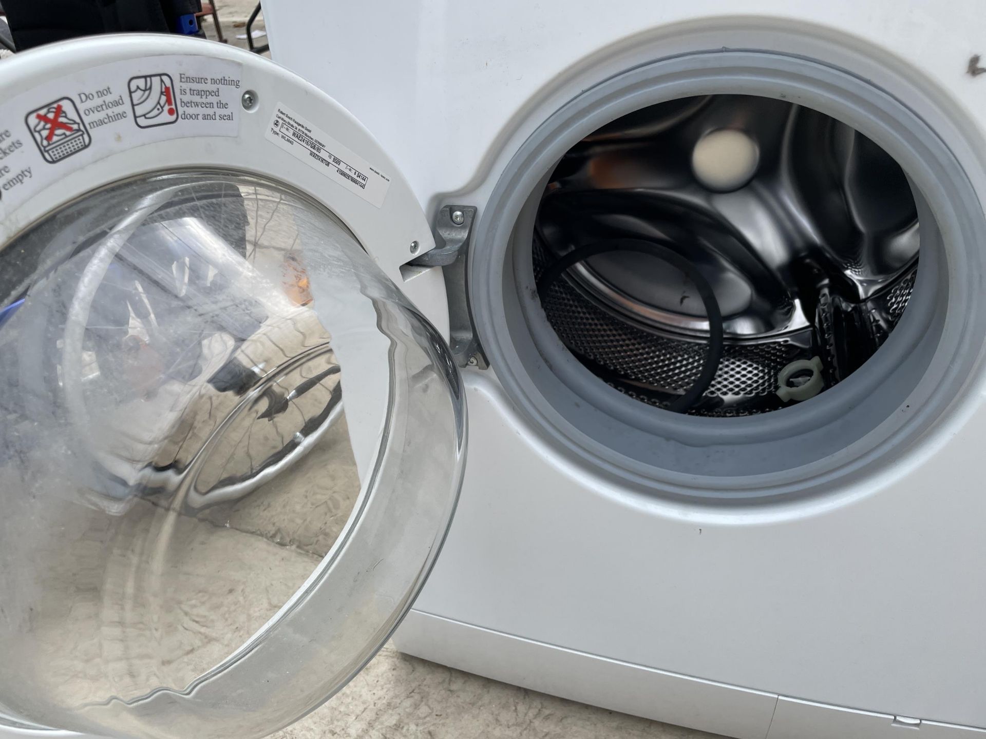 A WHITE BOSCH WASHING MACHINE - Image 3 of 3