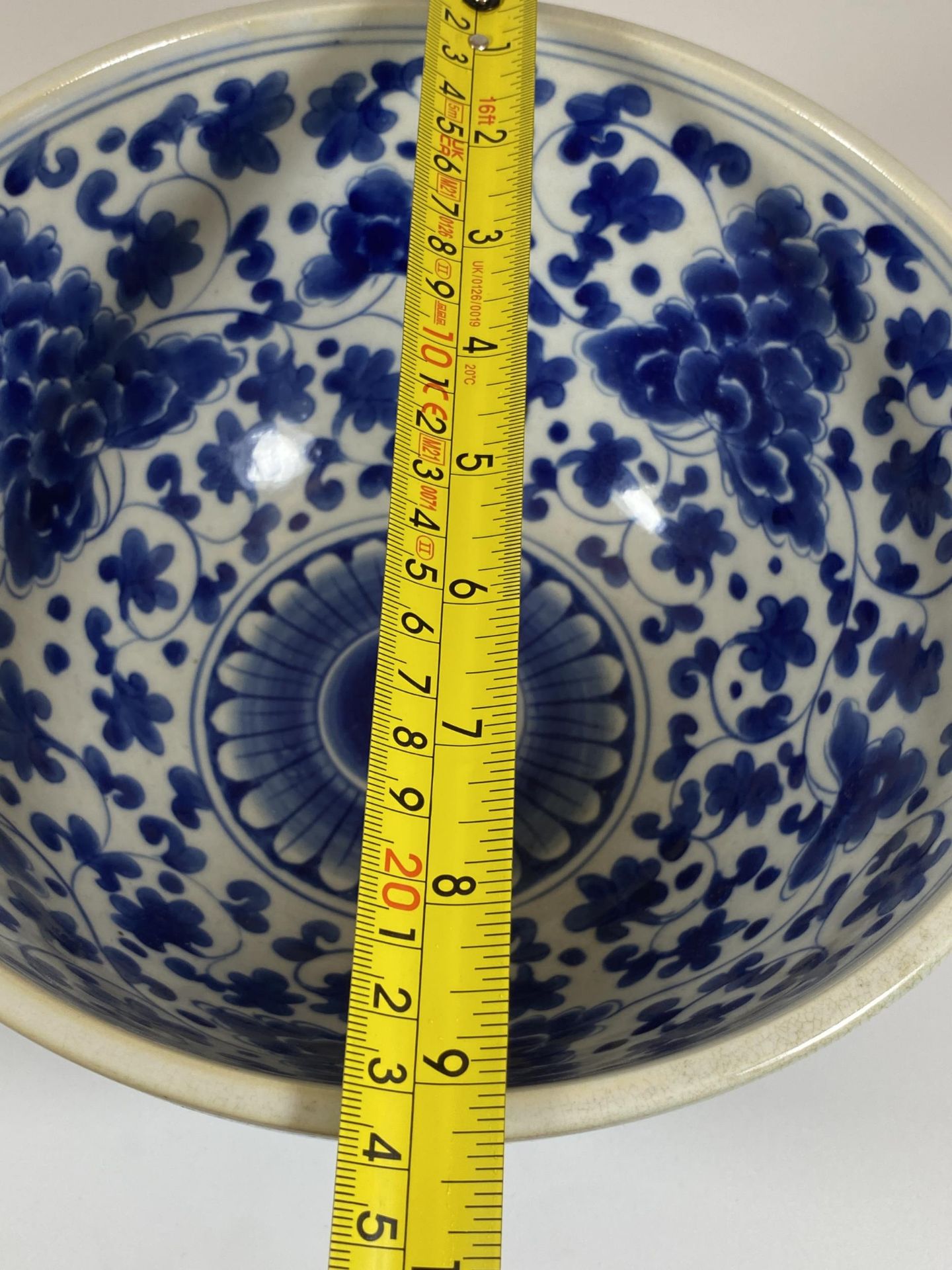 A LARGE CHINESE BLUE AND WHITE FLORAL BOWL, SIX CHARACTER MARK TO BASE, DIAMETER 24CM - Image 4 of 4
