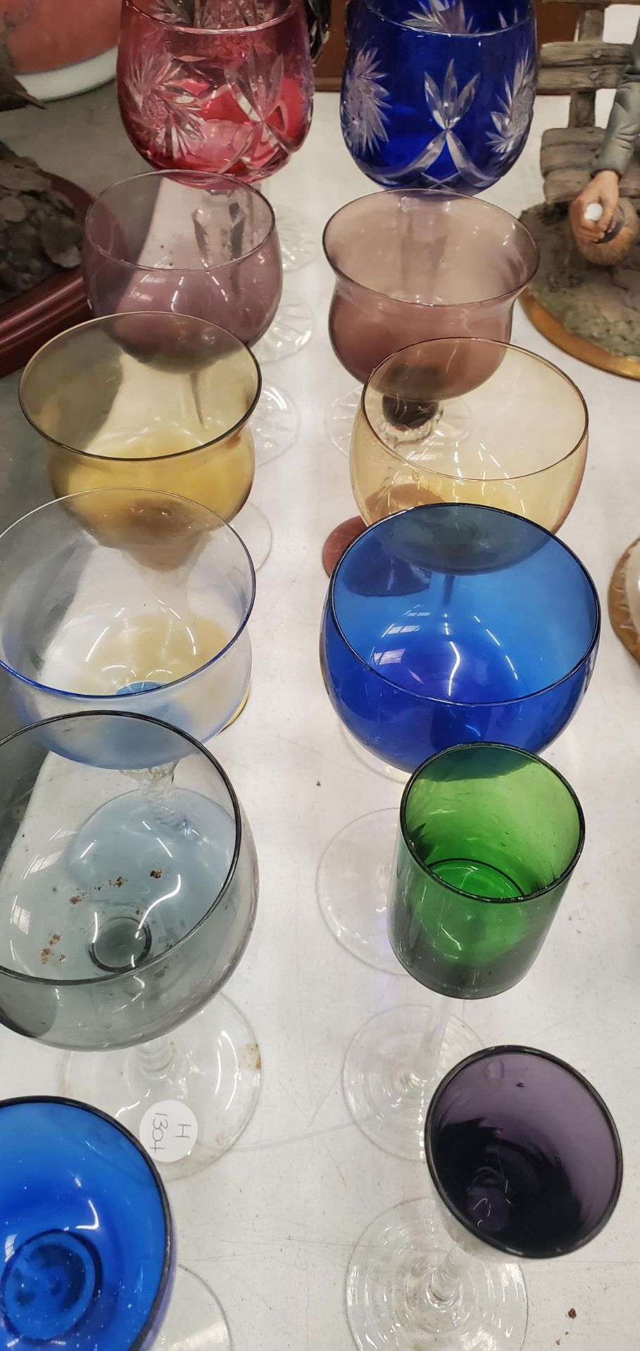 A QUANTITY OF COLOURED GLASSWARE TO INCLUDE CUT CRYSTAL - Image 3 of 3