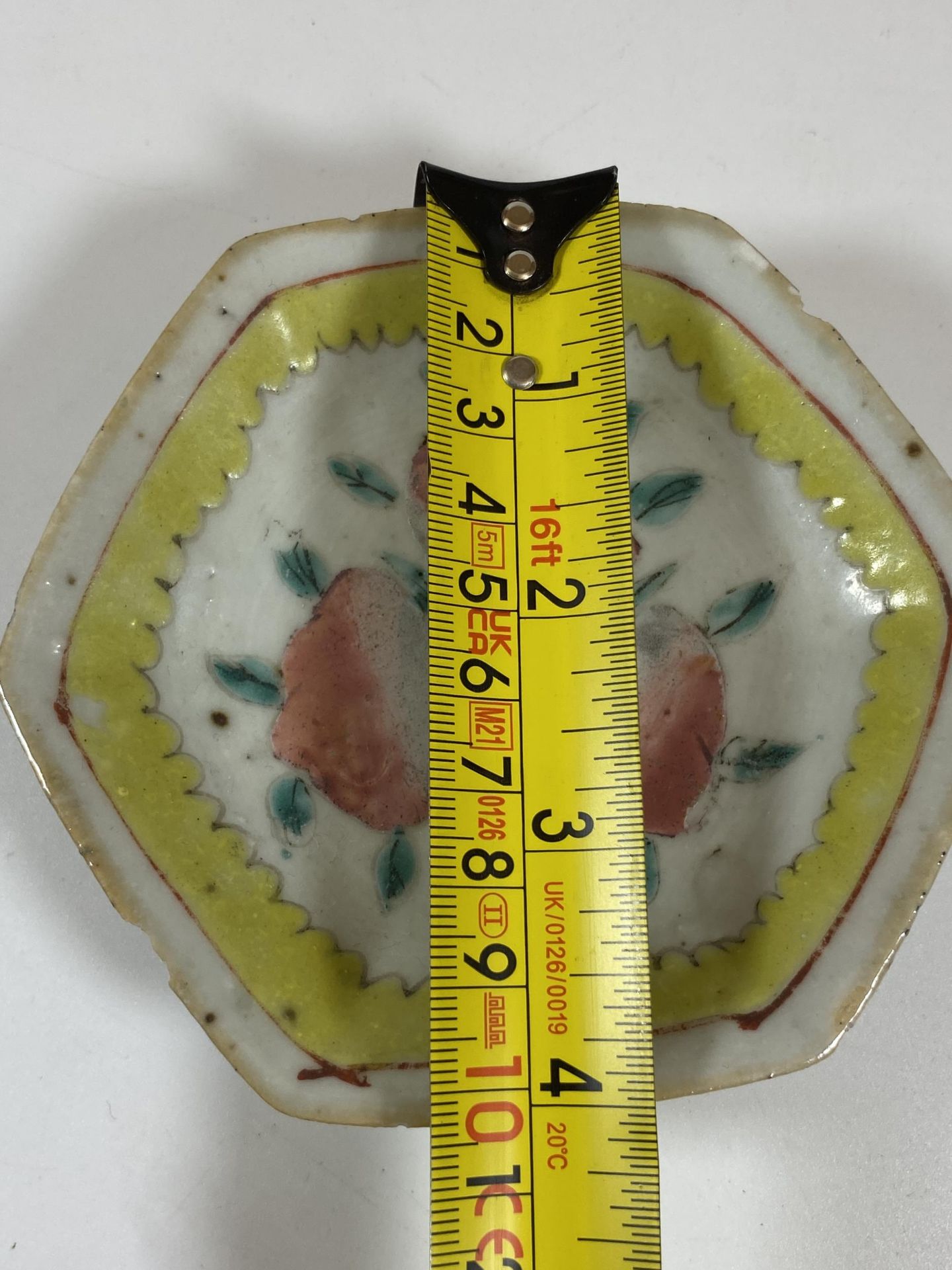 A 19TH CENTURY CHINESE FAMILLE JAUNE PEACH BLOSSOM FOOTED DISH, DIAMETER 10CM - Image 4 of 4