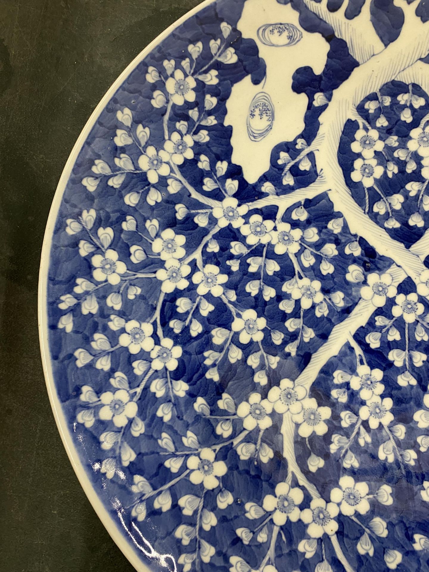 A LARGE CHINESE PRUNUS BLOSSOM PATTERN CHARGER, DIAMETER 46CM - Image 4 of 8