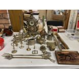A LARGE QUANTITY OF BRASSWARE TO INCLUDE AN ORNATE MANTLE CLOCK, TOASTING FORKS, ANIMALS, ETC