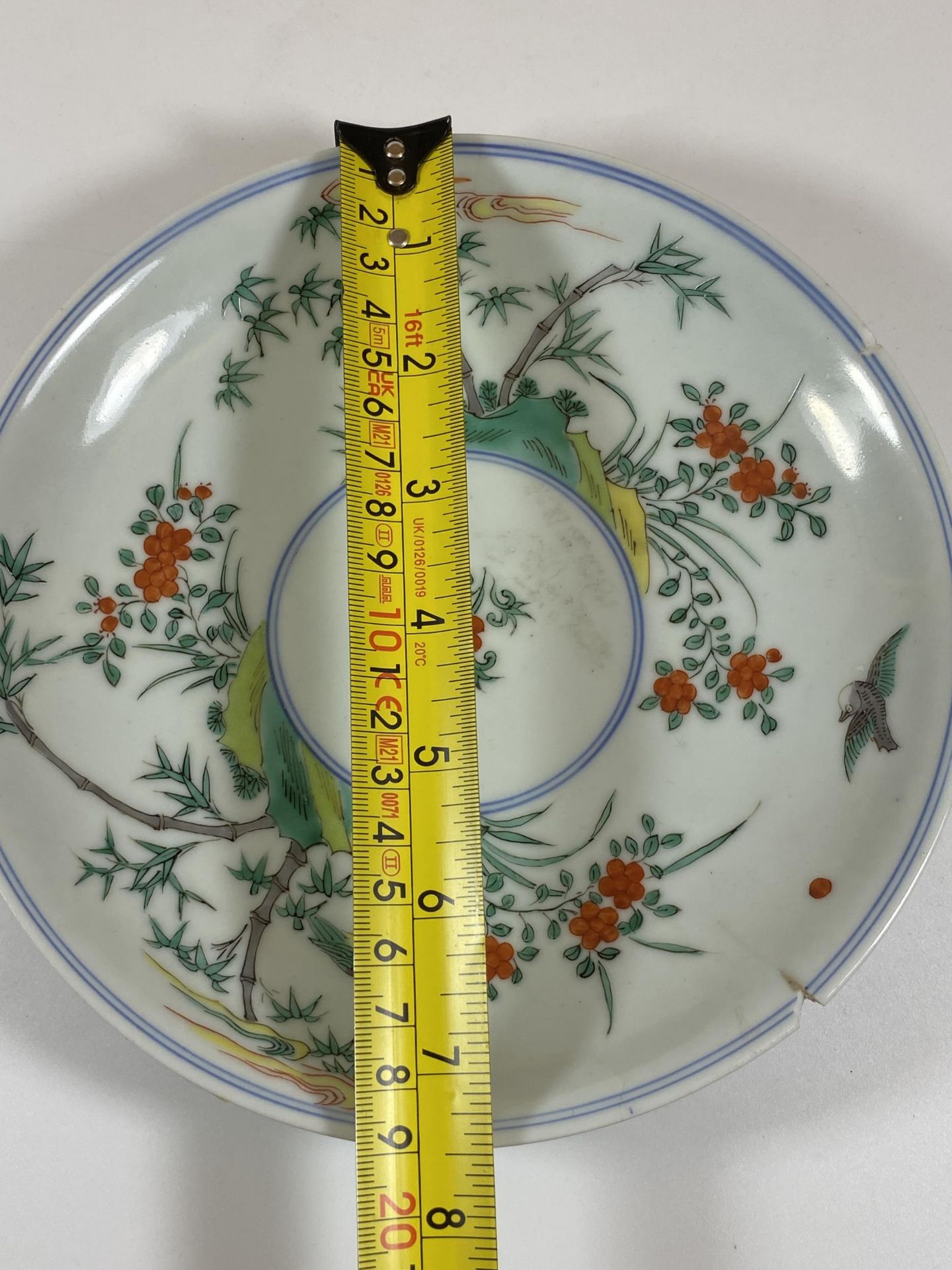 A CHINESE PORCELAIN PLATE WITH BIRD AND FLORAL DESIGN, SIX CHARACTER DOUBLE RING MARK TO BASE, - Bild 6 aus 6