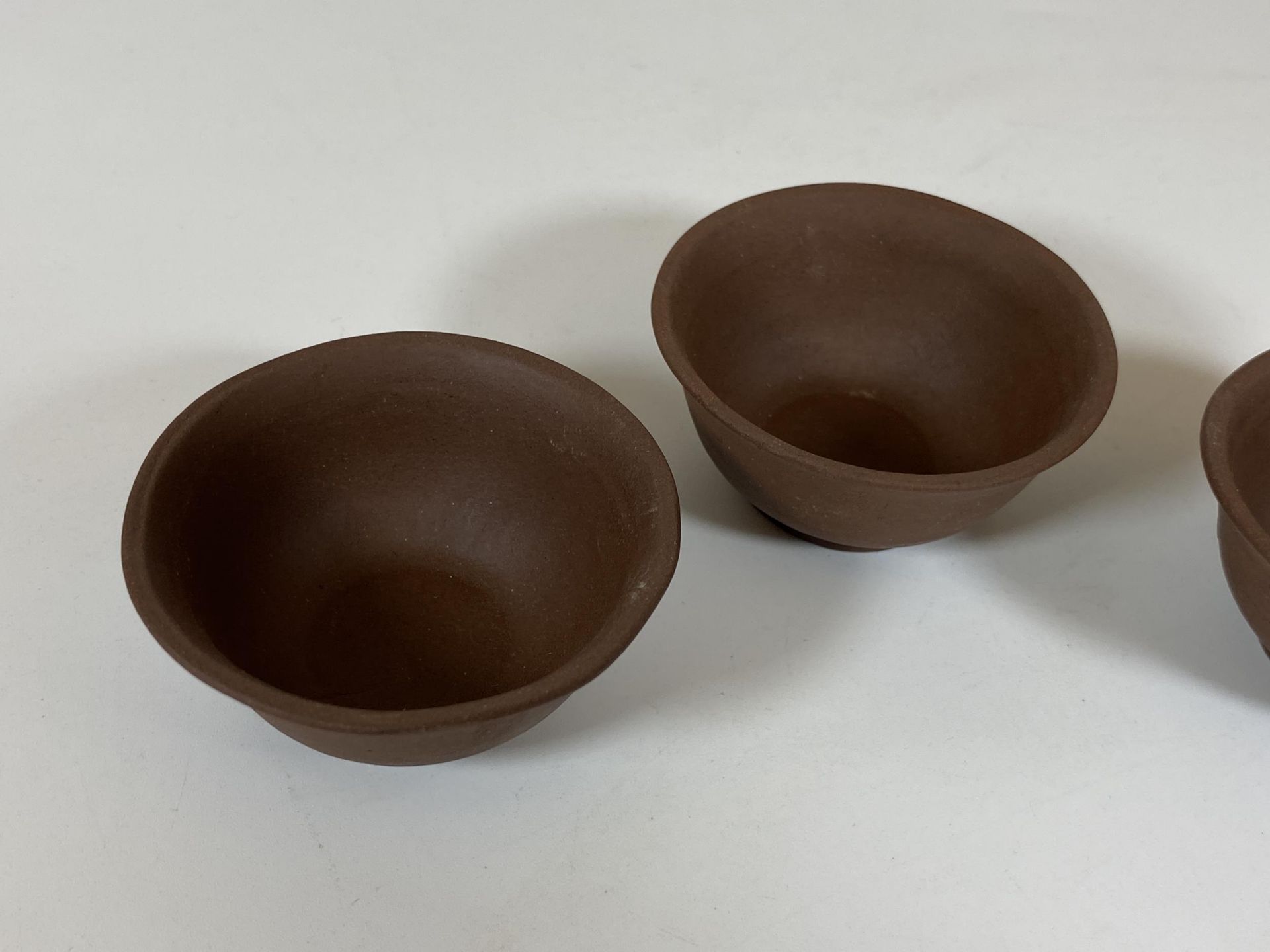 A SET OF THREE CHINESE YIXING STYLE CLAY TEA BOWLS, DIAMETER 6CM - Image 2 of 5
