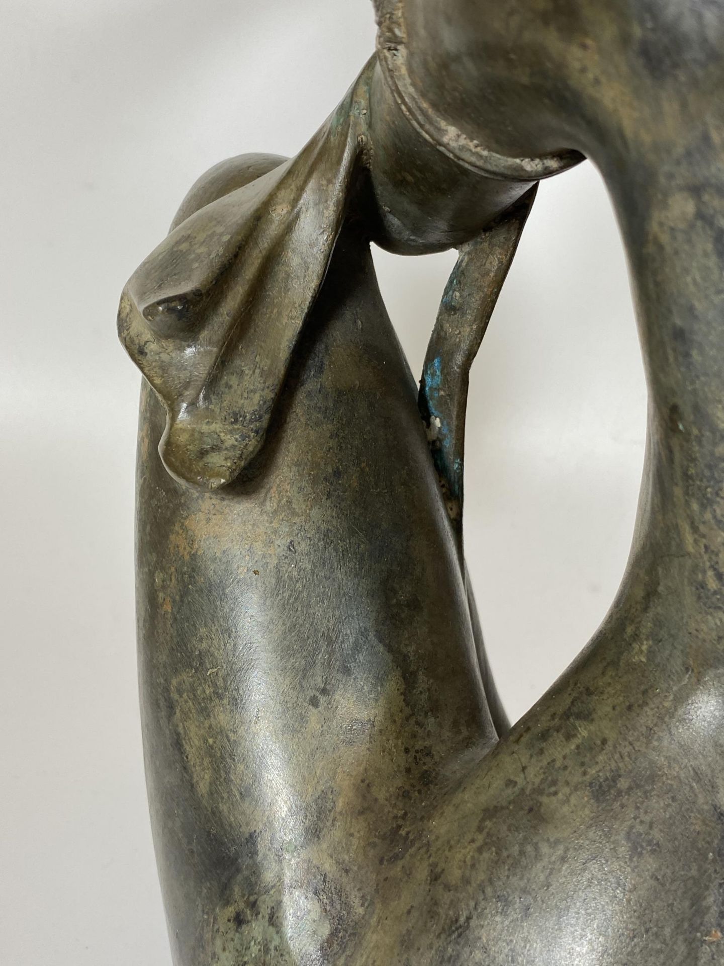 A LARGE HEAVY BRONZE MODEL OF A LADY HOLDING A MIRROR, HEIGHT 41CM - Image 8 of 9