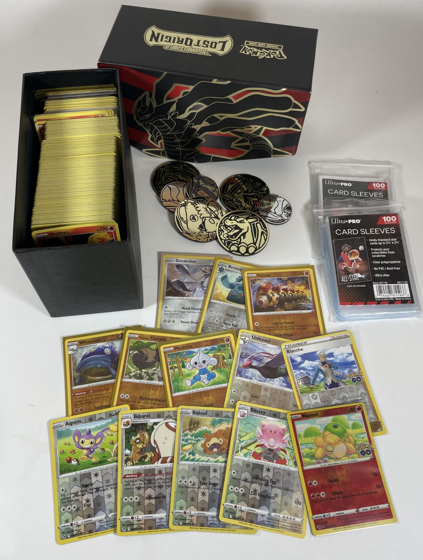 A POKEMON TRAINER BOX FULL OF ASSORTED CARDS, HOLOS, TOKENS ETC