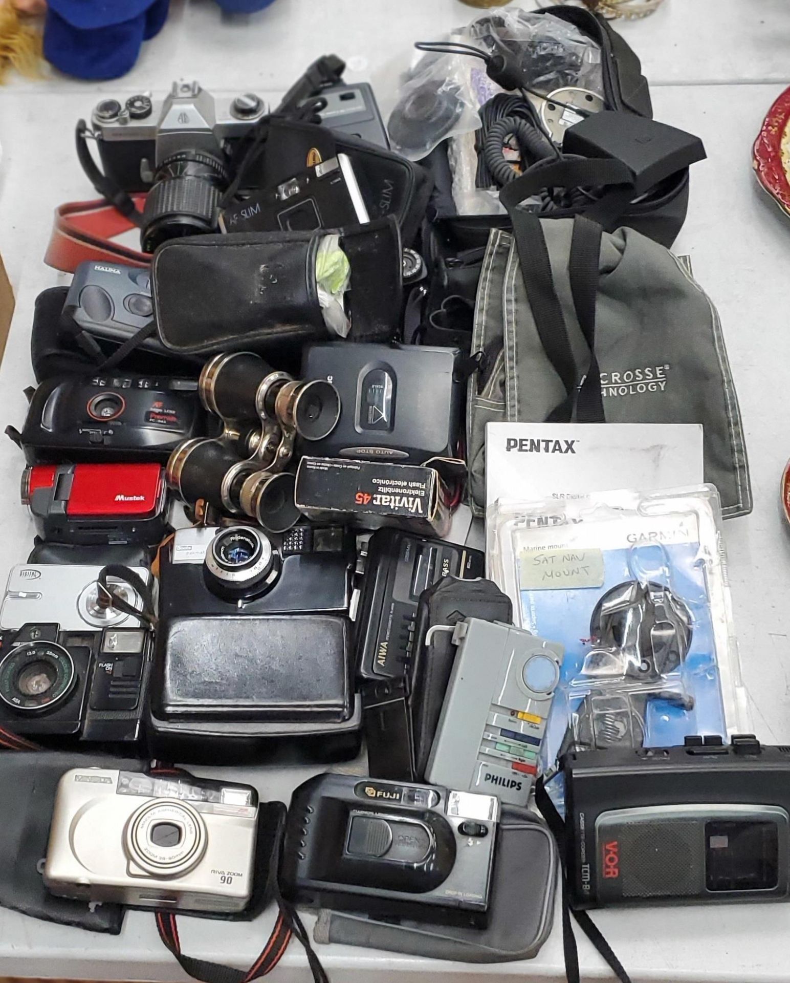 A LARGE COLLECTION OF VINTAGE CAMERAS, ETC TO INCLUDE A PENTAX ASAHI SPOTMATIC, HANIMEX 35 MAF,