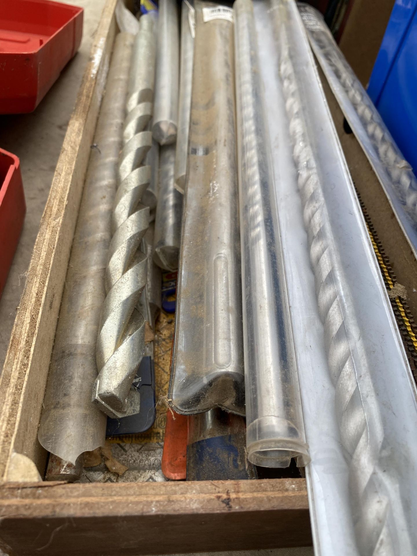 A GROUP OF HEAVY DUTY LONG DRILL BITS, BLADES ETC - Image 3 of 3