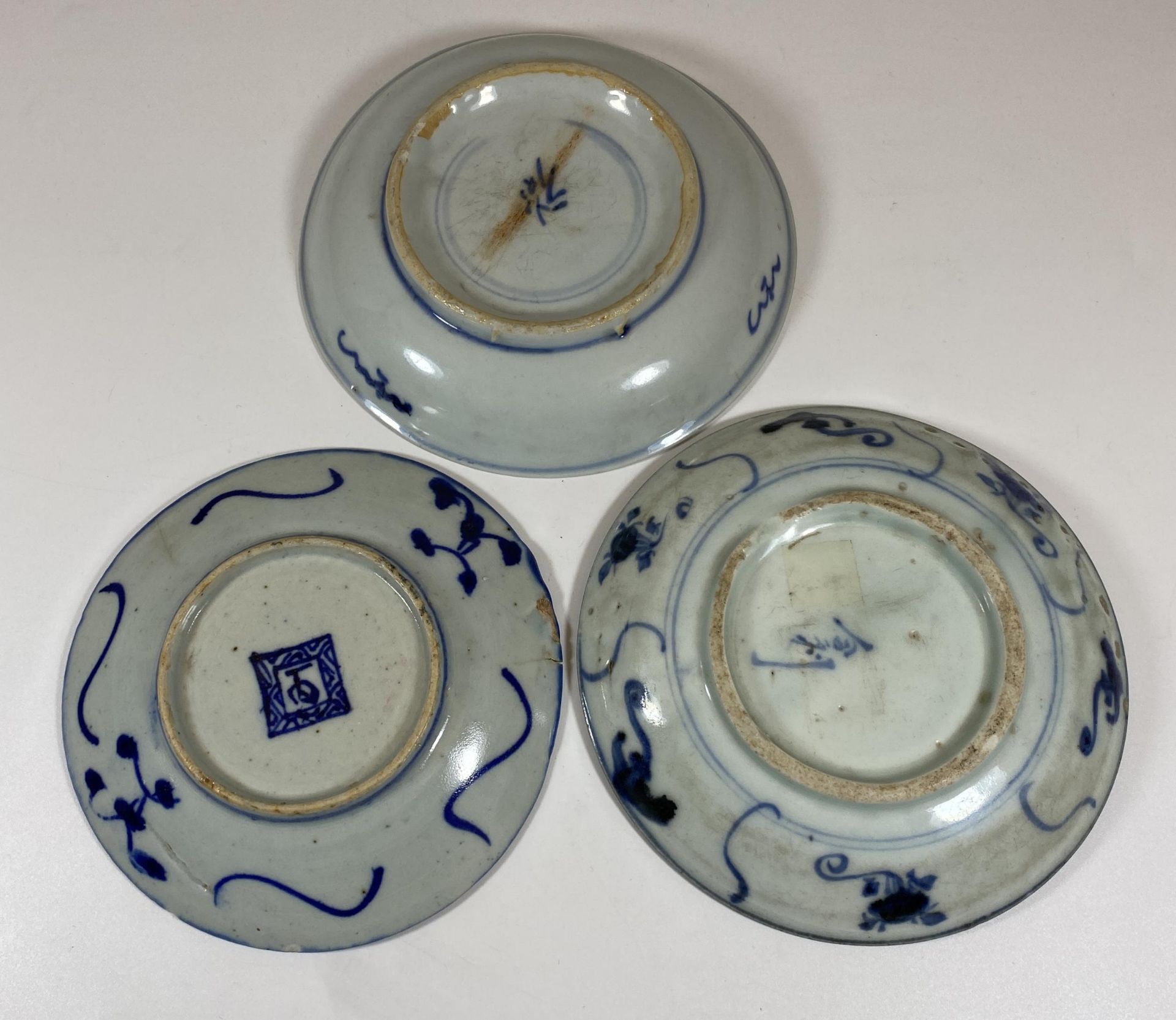 A GROUP OF THREE 19TH CENTURY AND LATER CHINESE BLUE AND WHITE DISHES, DIAMETER 15CM - Image 5 of 6