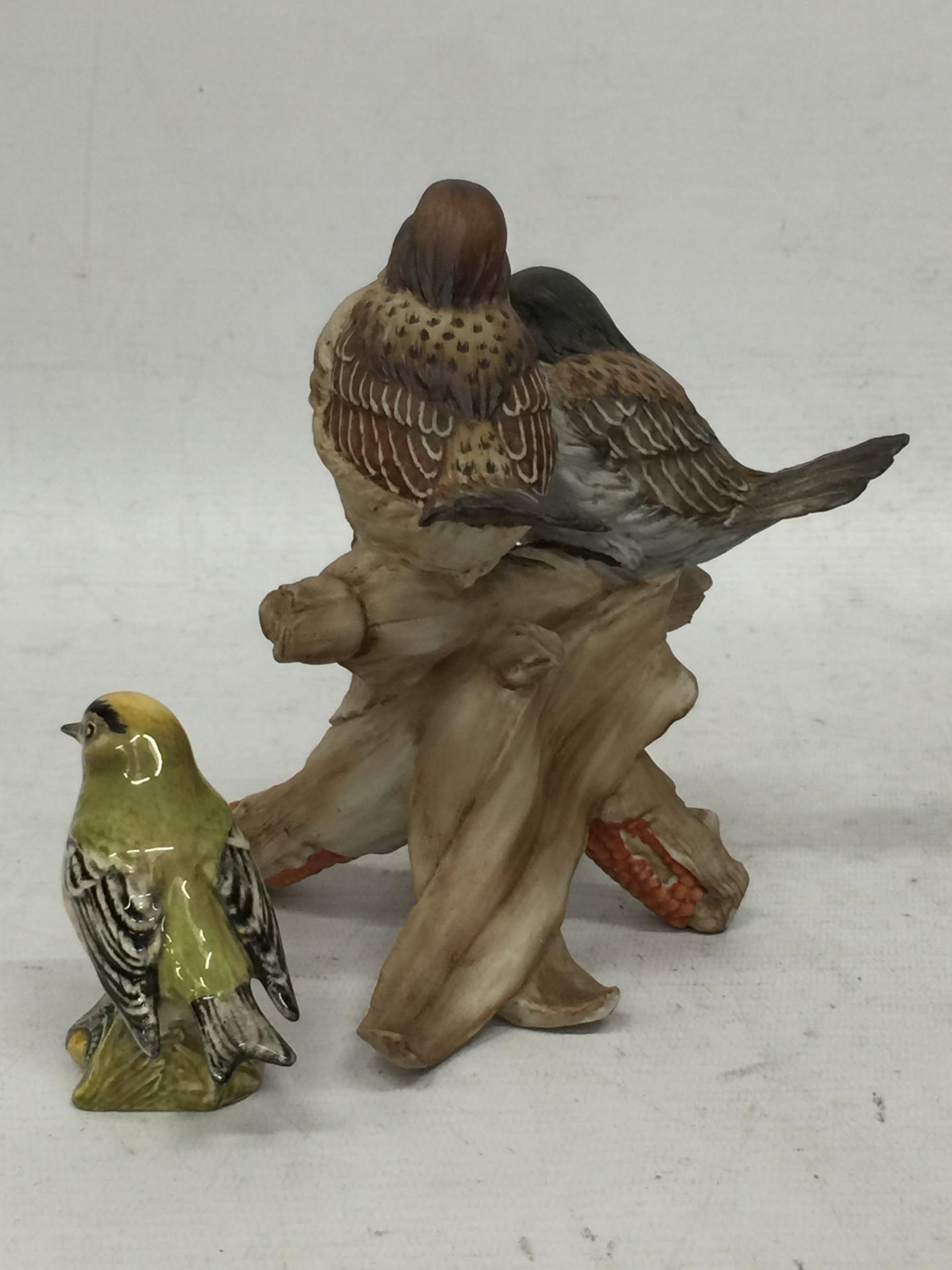 TWO BIRD FIGURES - BESWICK GOLD CREST AND ITALIAN EXAMPLE - Bild 3 aus 4