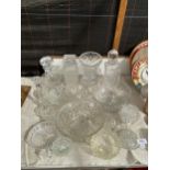 A COLLECTION OF VINTAGE GLASSWARE, BOWLS ETC