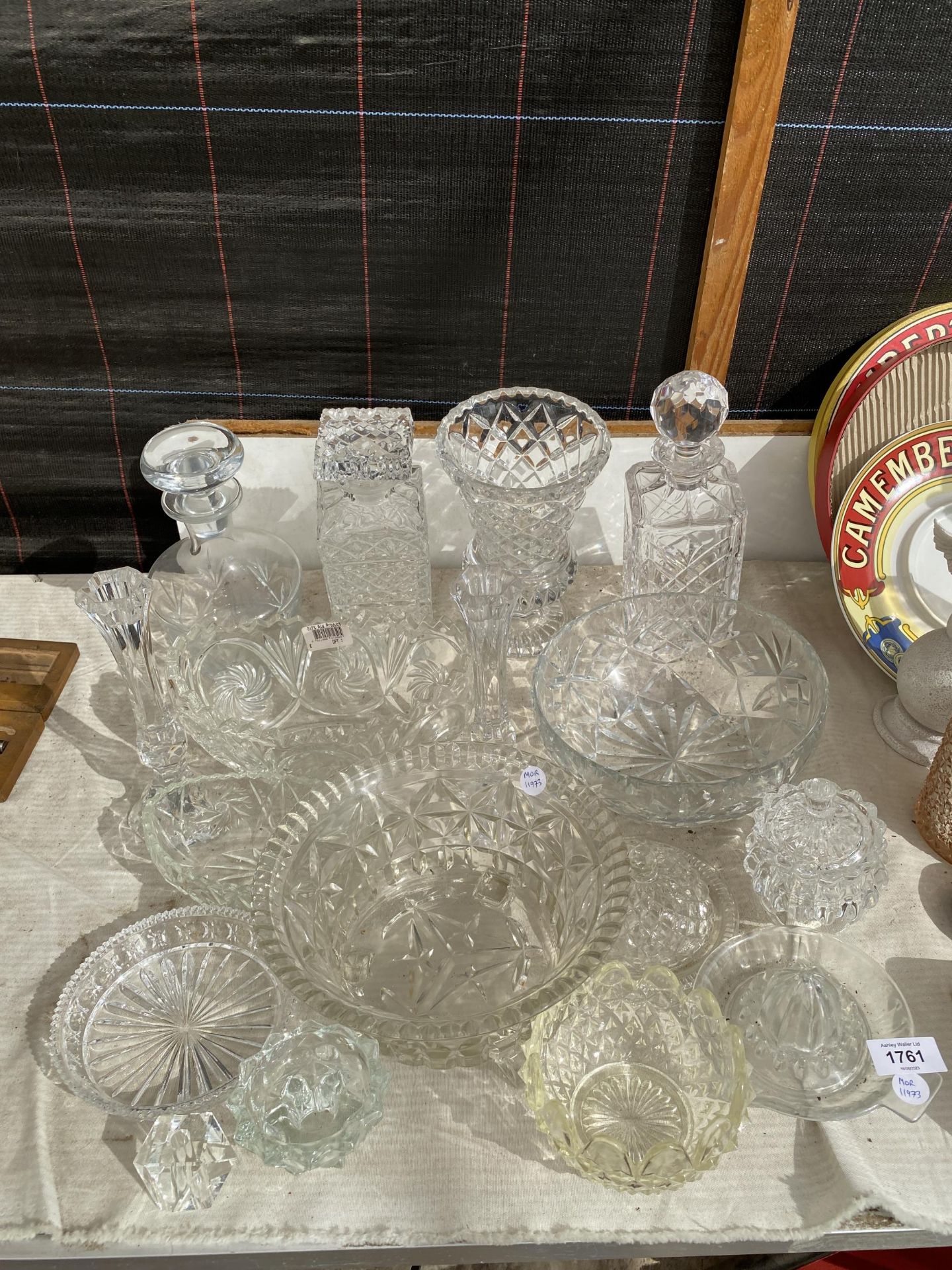 A COLLECTION OF VINTAGE GLASSWARE, BOWLS ETC