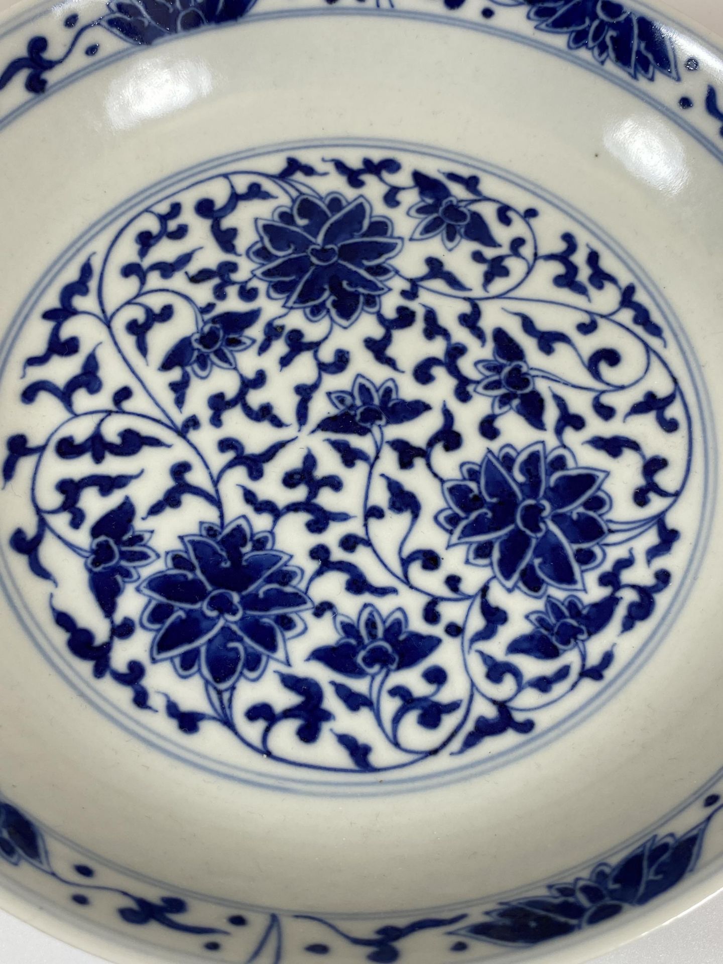 A CHINESE QIANLONG STYLE BLUE AND WHITE FLORAL BOWL / DISH, SIX CHARACTER MARK TO BASE, DIAMETER - Image 2 of 6