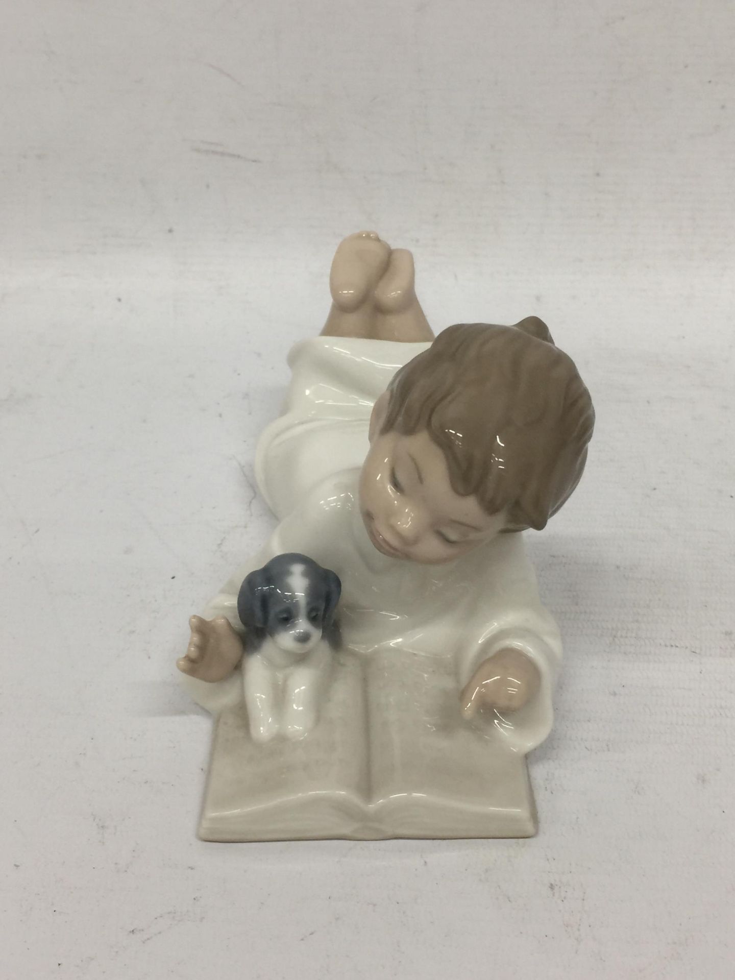 A NAO LLADRO FIGURE OF A BOY READING A BOOK - Image 2 of 4