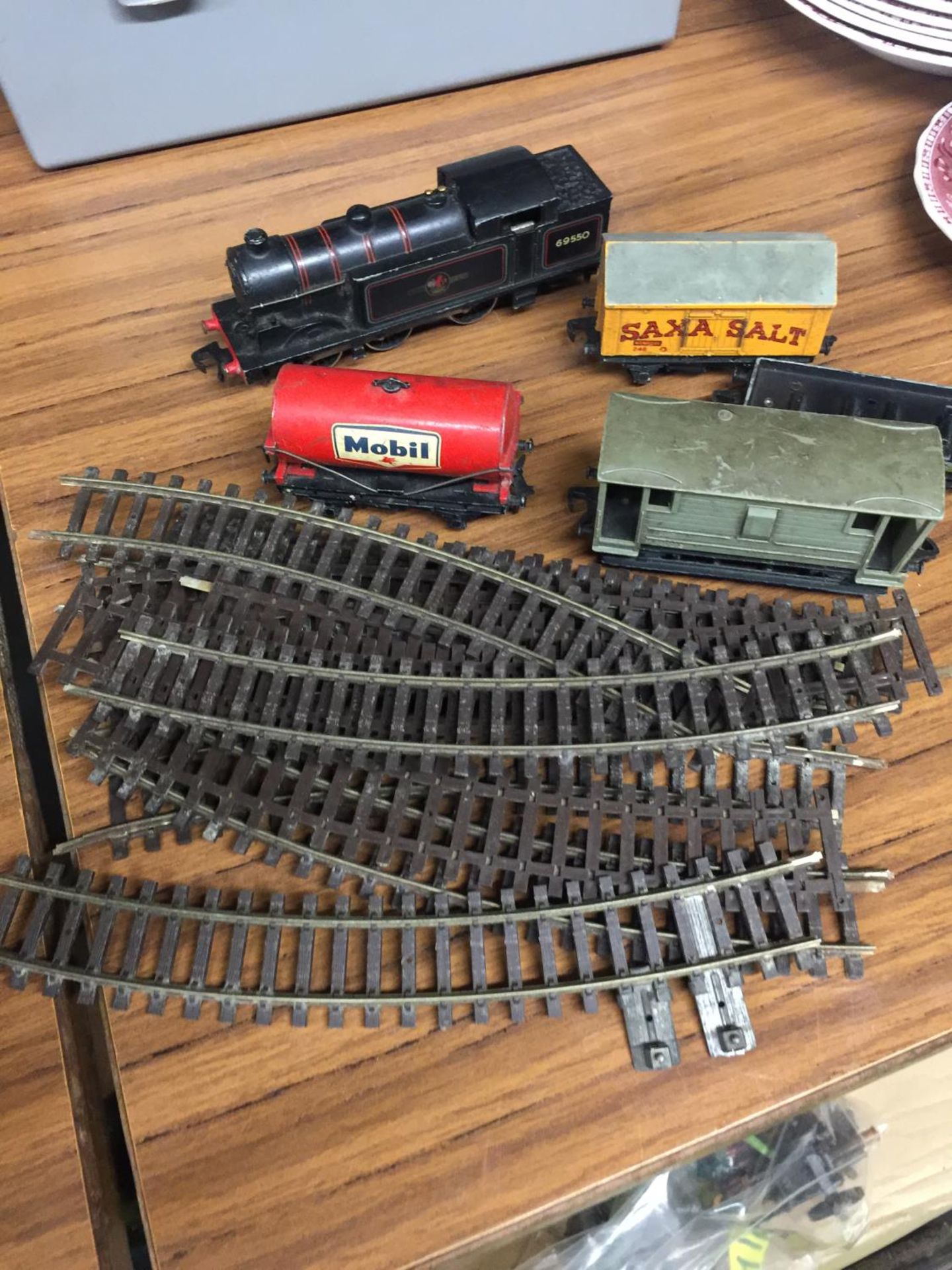 A COLLECTION OF RAILWAY ITEMS TO INCLUDE A STEAM TRAIN, HORNBY TANKERS, RAIL, ETC