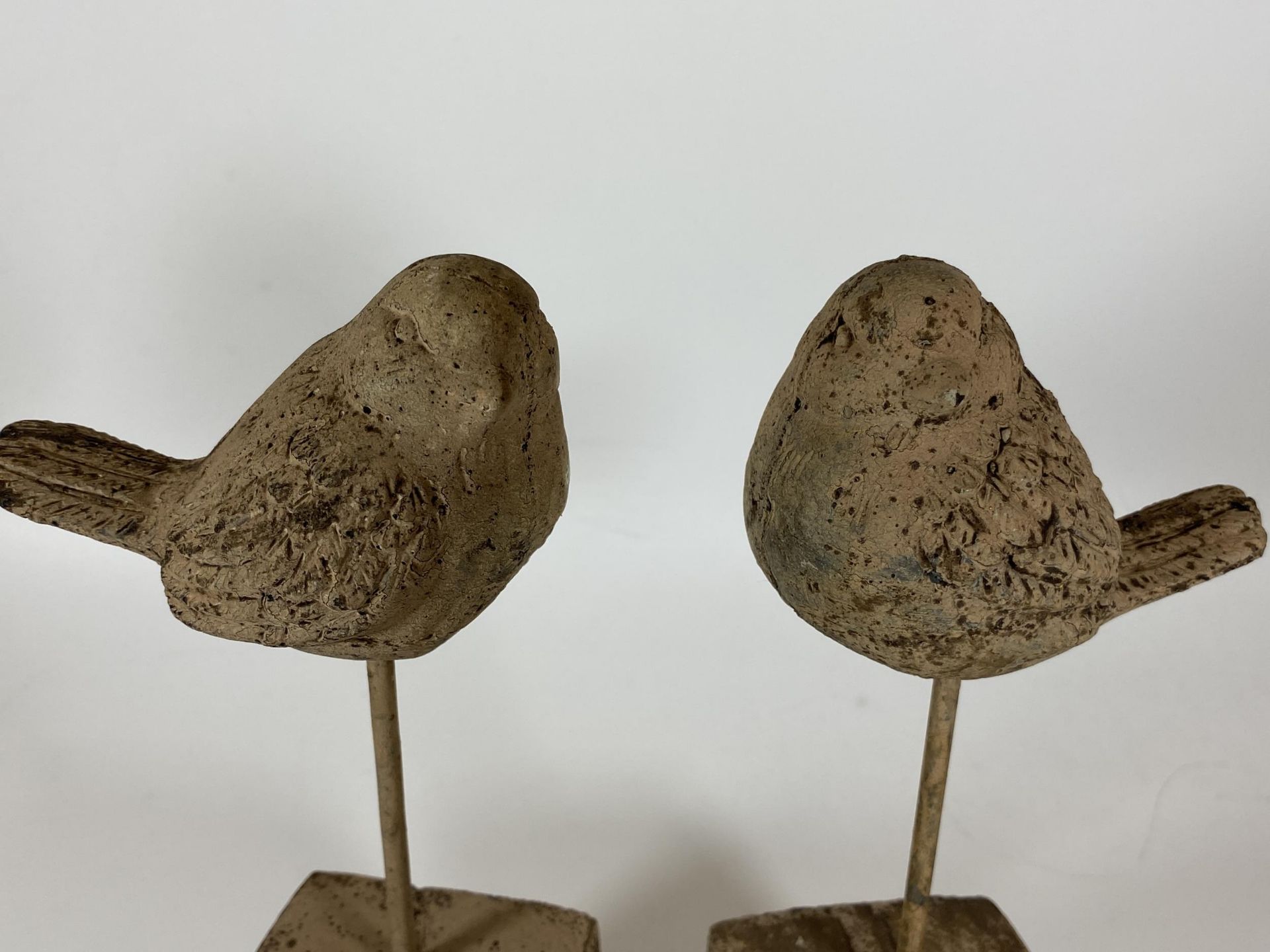 A PAIR OF DECORATIVE STONEWARE BIRD FIGURES ON PLINTHS, HEIGHT 25CM - Image 2 of 4