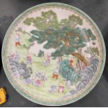 A LARGE CHINESE FAMILLE VERTE CHARGER WITH BOYS AT PLAY SCENE, FOUR CHARACTER MARK TO BASE