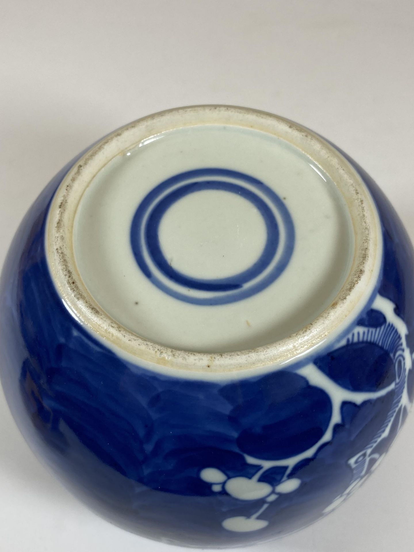 A CHINESE BLUE AND WHITE PRUNUS BLOSSOM GINGER JAR, DOUBLE RING MARK TO BASE, HEIGHT 13CM - Bild 4 aus 5