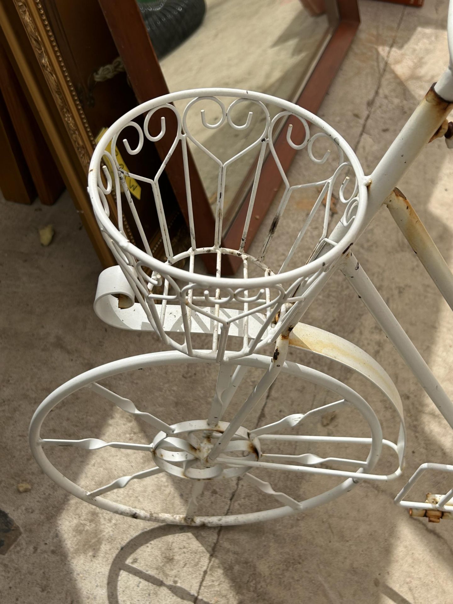 A VINTAGE WHITE METAL BICYCLE DESIGN PLANTER DISPLAY - Bild 2 aus 3