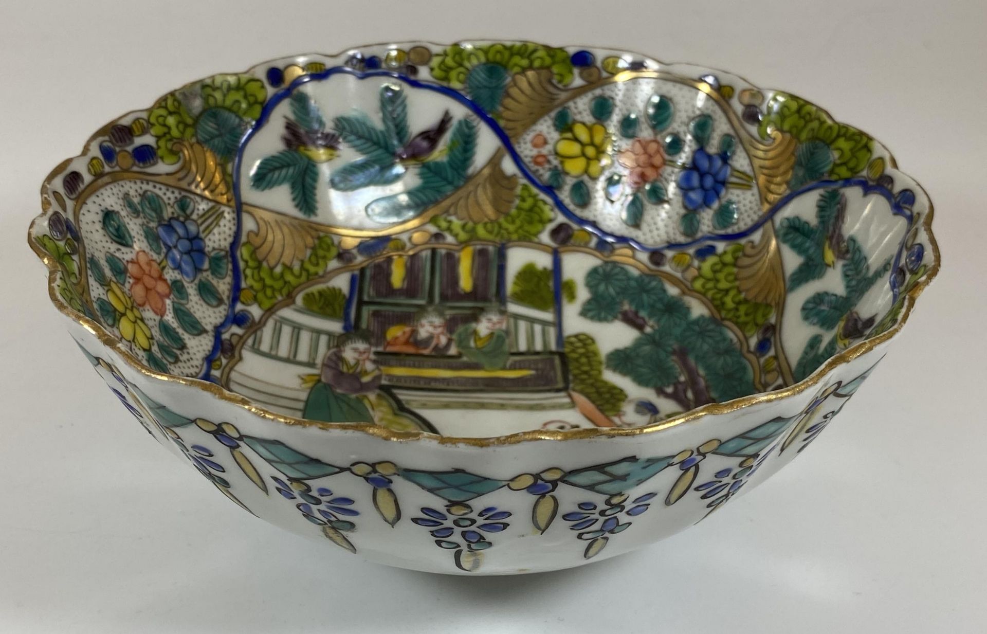 A CHINESE FAMILLE VERTE ENAMEL DESIGN BOWL WITH FIGURAL INNER DESIGN, DIAMETER 17.5CM