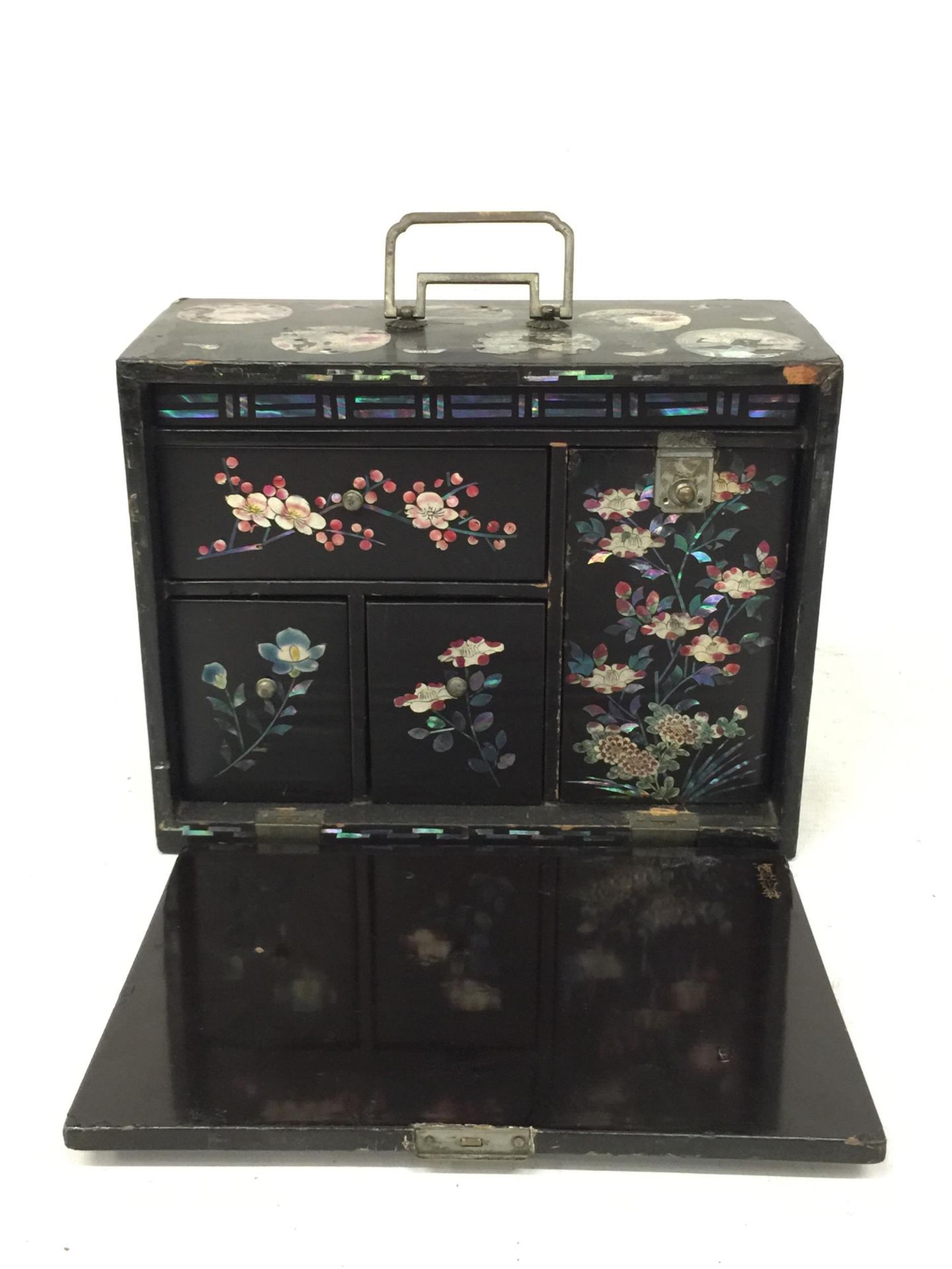 A JAPANESE LACQUERED AND MOTHER OF PEARL DESIGN JEWELLERY BOX - Image 2 of 4