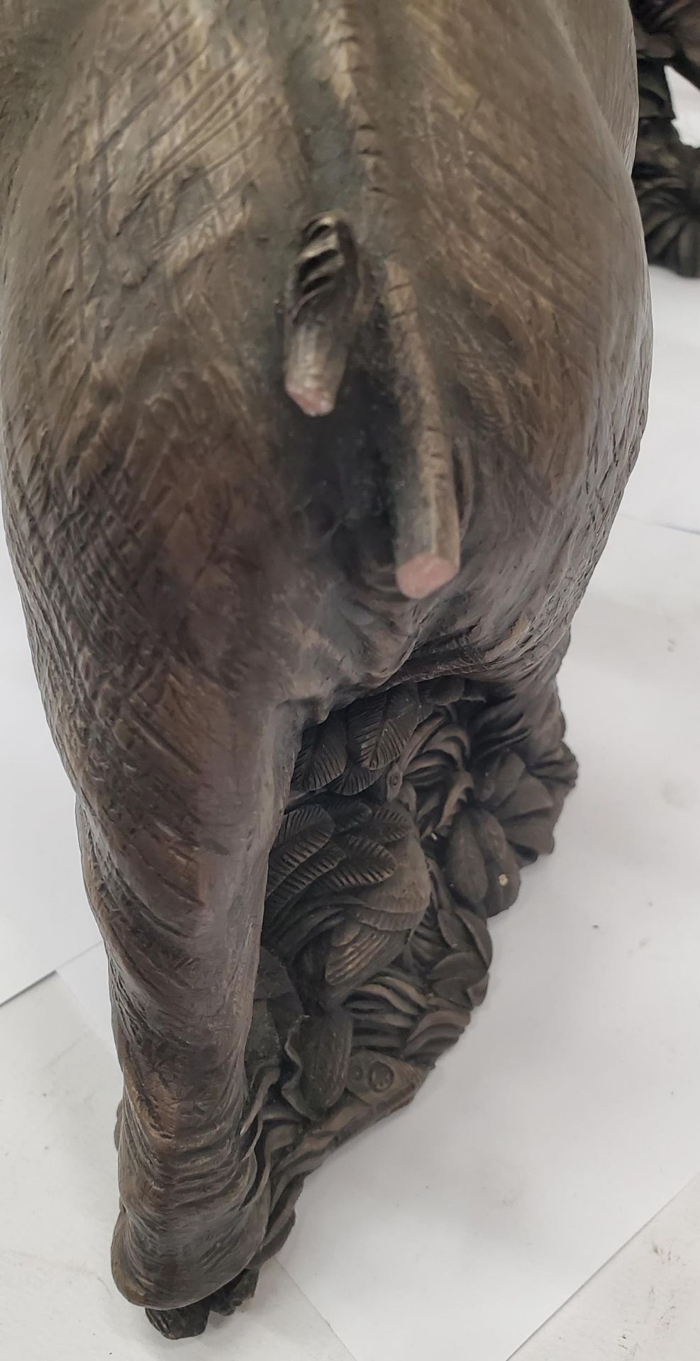 TWO LARGE RESIN MODELS OF ELEPHANTS, HEIGHT 22CM - Bild 3 aus 4