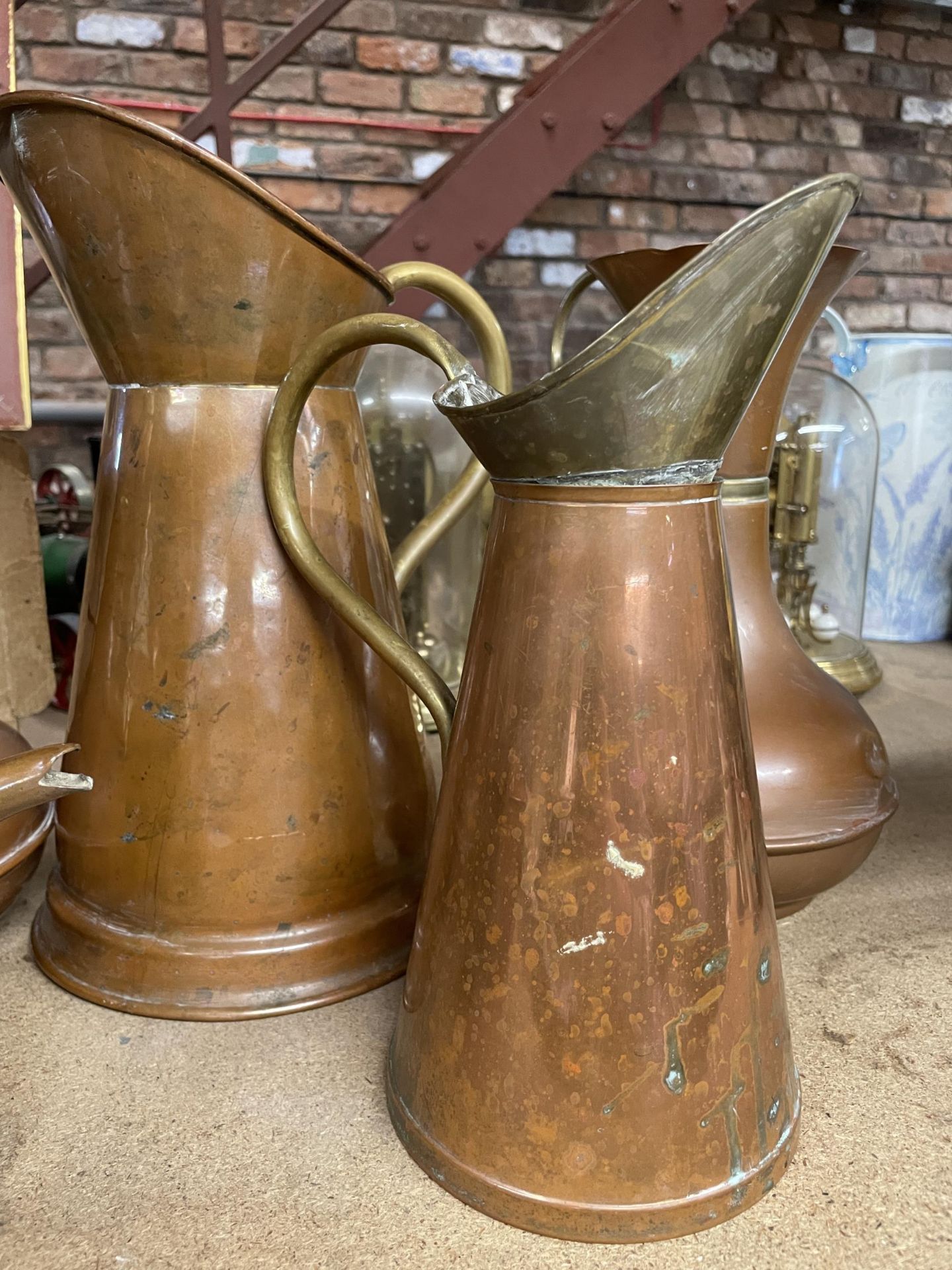 A COLLECTION OF COPPER JUGS, KETTLE AND TWIN HANDLED BOWL - Bild 2 aus 2