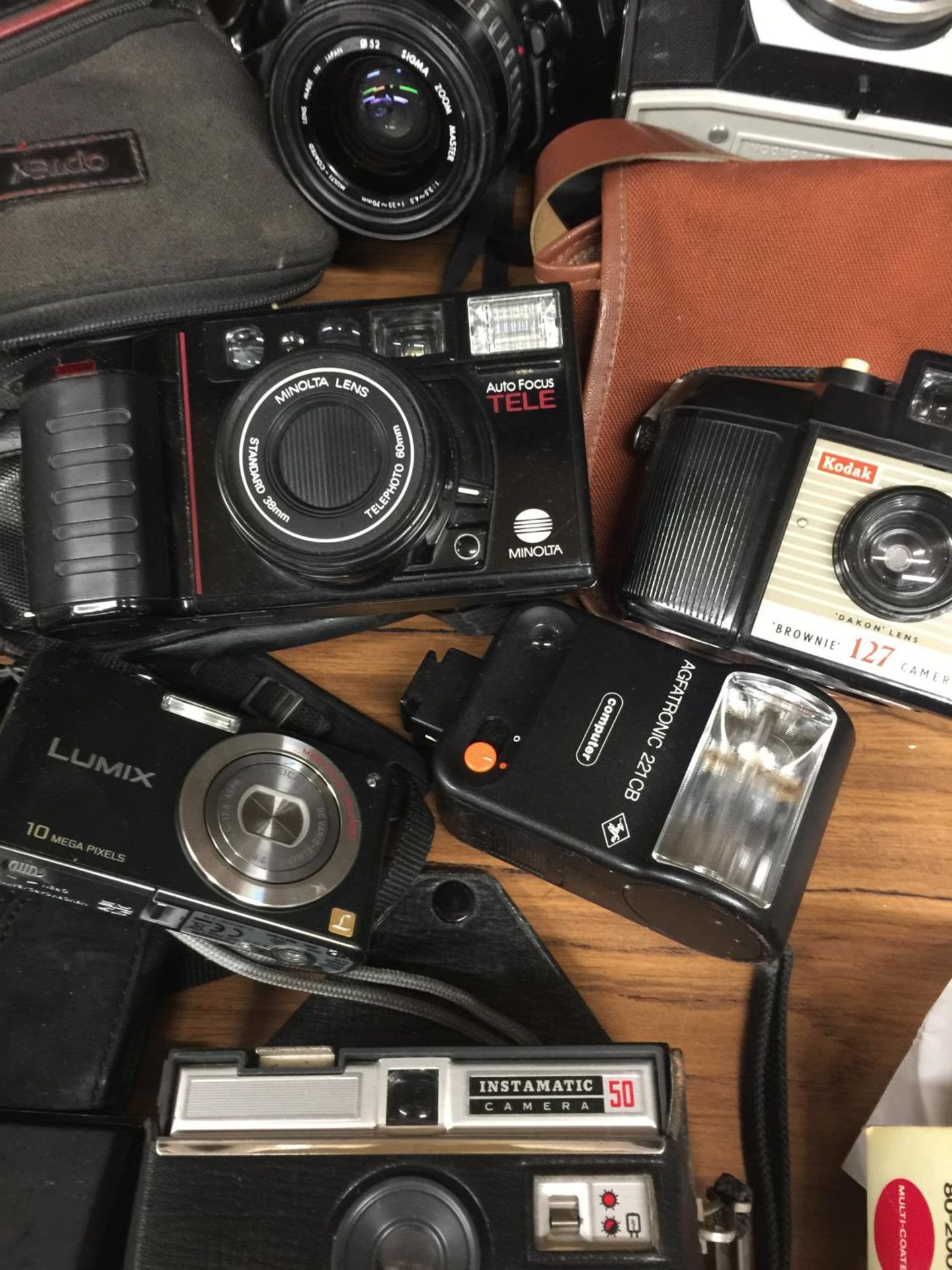 A COLLECTION OF VINTAGE CAMERAS AND ACCESSORIES TO INCLUDE A KODAK BROWNIE 127, MINOLTA AUTO FOCUS - Image 3 of 5