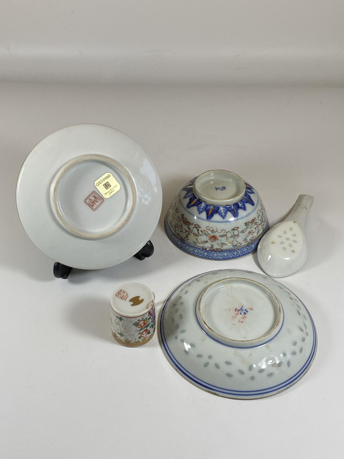 A GROUP OF ORIENTAL PORCELAIN, JAPANESE GOLD IMARI DISH, RICE DISH SET WITH DRAGON DESIGN AND - Image 4 of 5