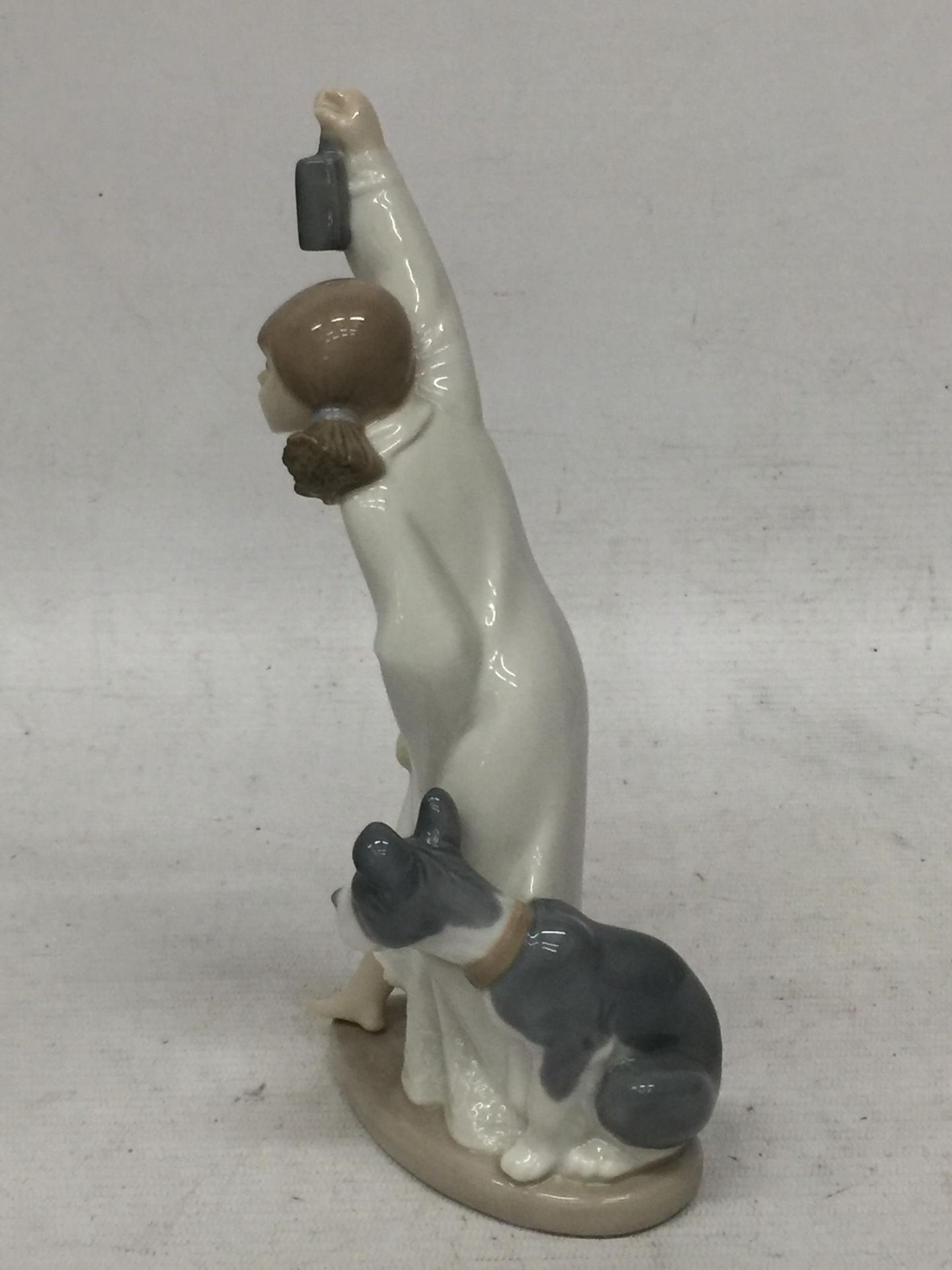 A NAO LLADRO GIRL WITH DOG FIGURE - Bild 2 aus 5