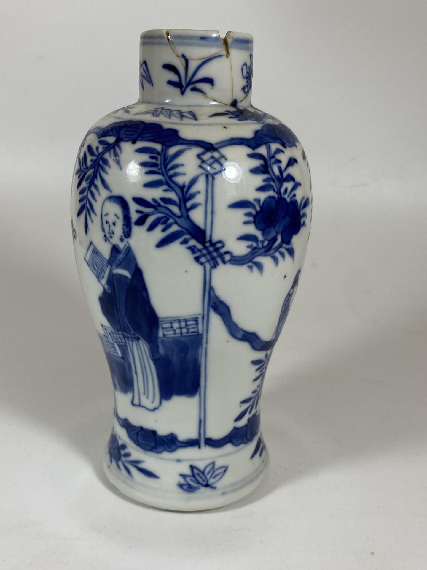 A LATE 19TH CENTURY CHINESE KANGXI STYLE BLUE AND WHITE FIGURAL DESIGN VASE, HEIGHT 18CM - Image 3 of 6