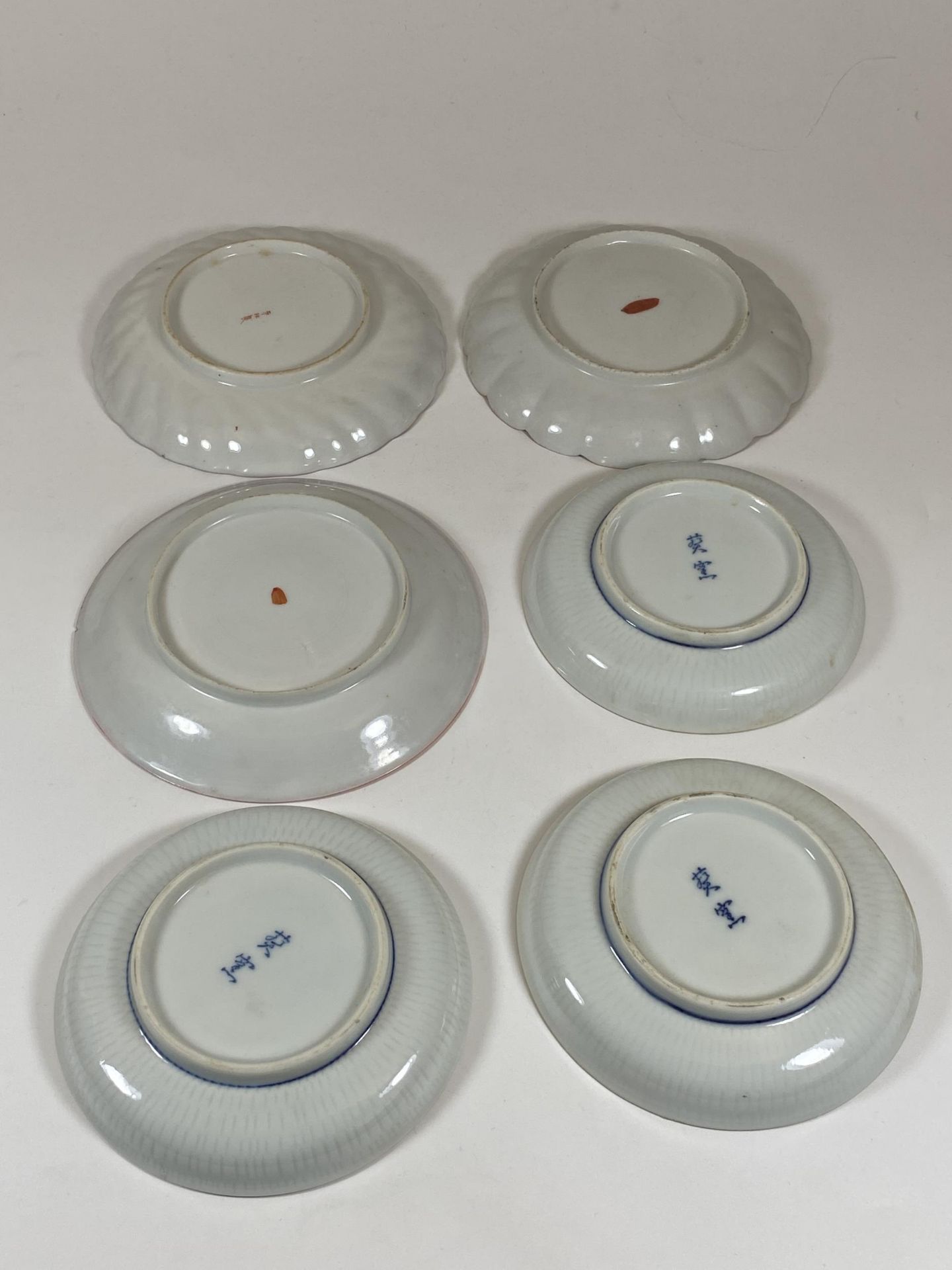 SIX JAPANESE PORCELAIN DISHES - SET OF THREE FLORAL EXAMPLES AND THREE KUTANI EXAMPLES, LARGEST - Image 4 of 5