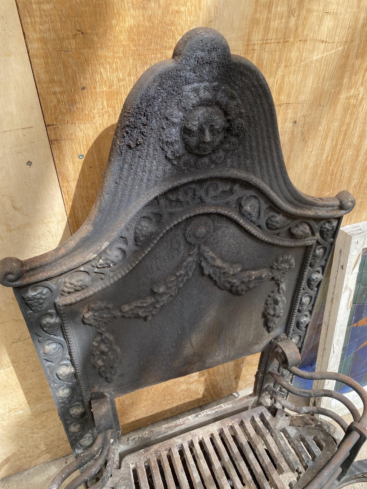 A VINTAGE HEAVY CAST IRON FIREPLACE WITH BALL AND CLAW FOOT FENDER - Bild 4 aus 6