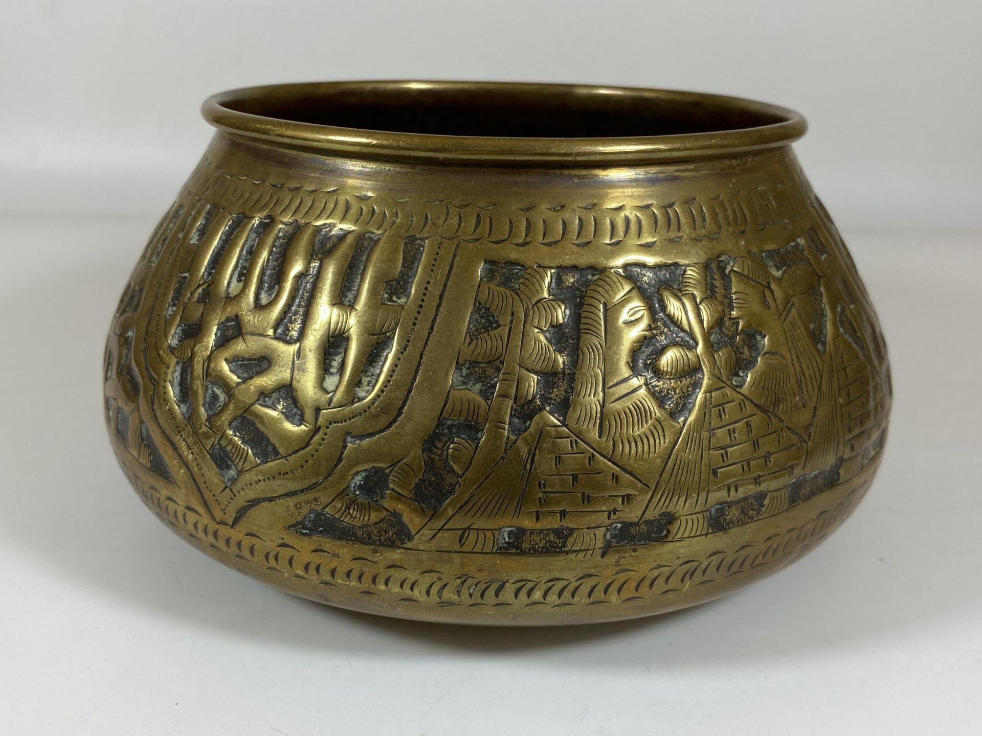 A VINTAGE MIDDLE EASTERN BRASS BOWL WITH FIGURES AND ANIMAL DESIGN, HEIGHT 10CM - Image 2 of 5