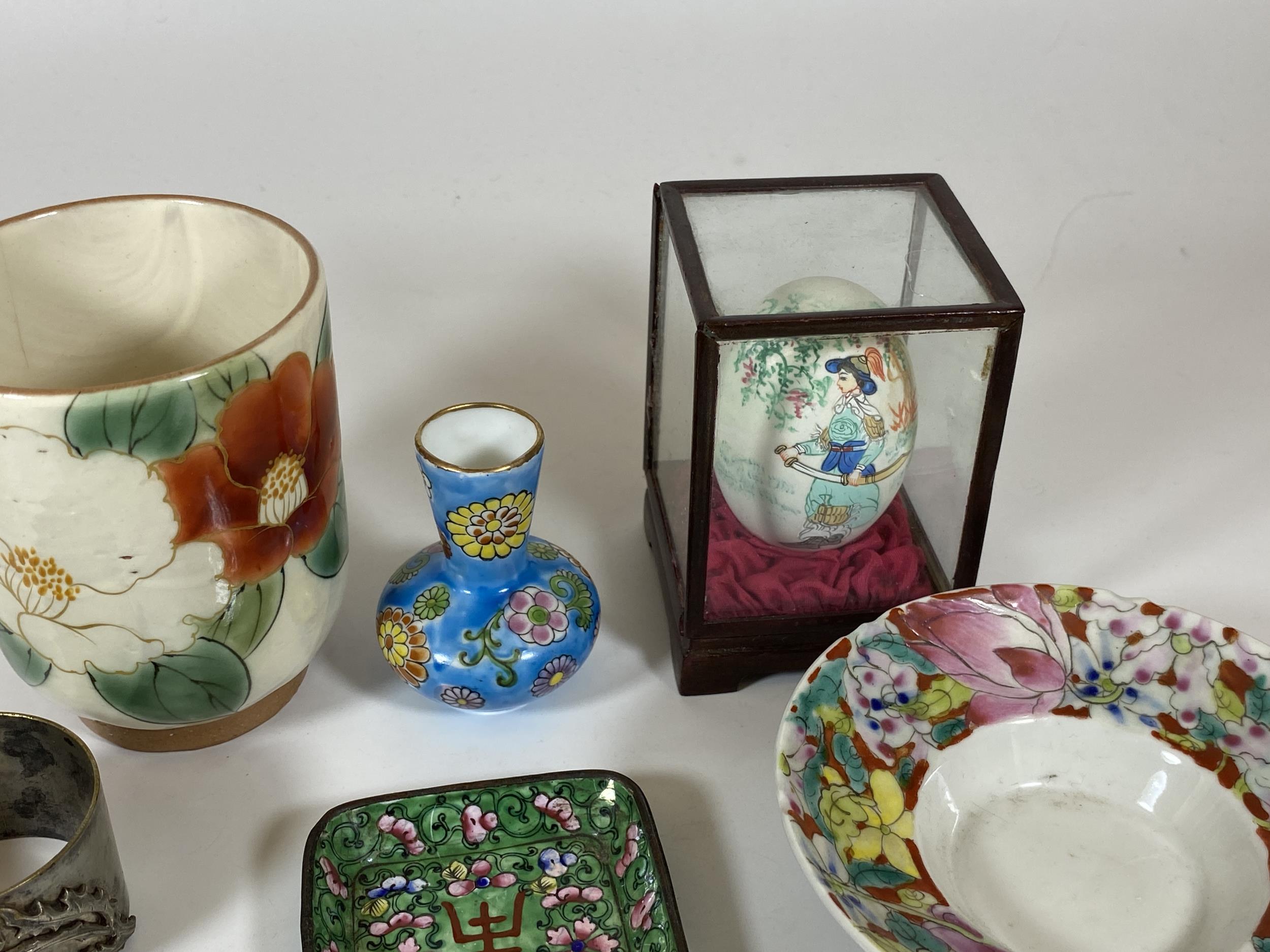A MIXED LOT OF CHINESE AND ORIENTAL ITEMS TO INCLUDE ENAMEL DISH, WHITE METAL DRAGON NAPKIN, CASED - Image 4 of 6