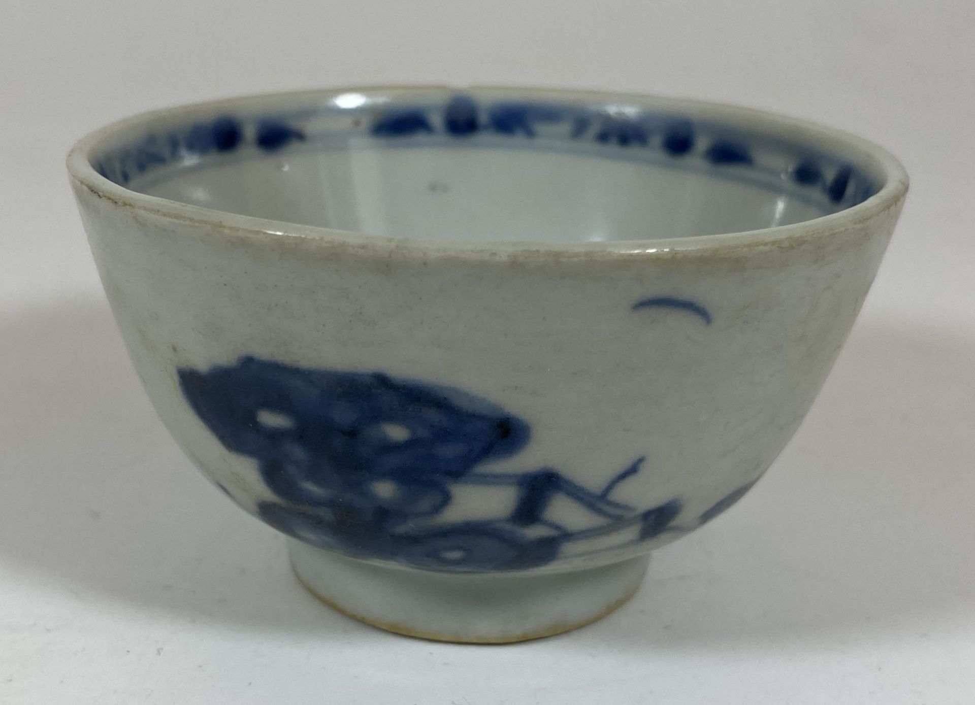 AN 18TH CENTURY CHINESE BLUE AND WHITE PORCELAIN TEA BOWL, DIAMETER 7CM