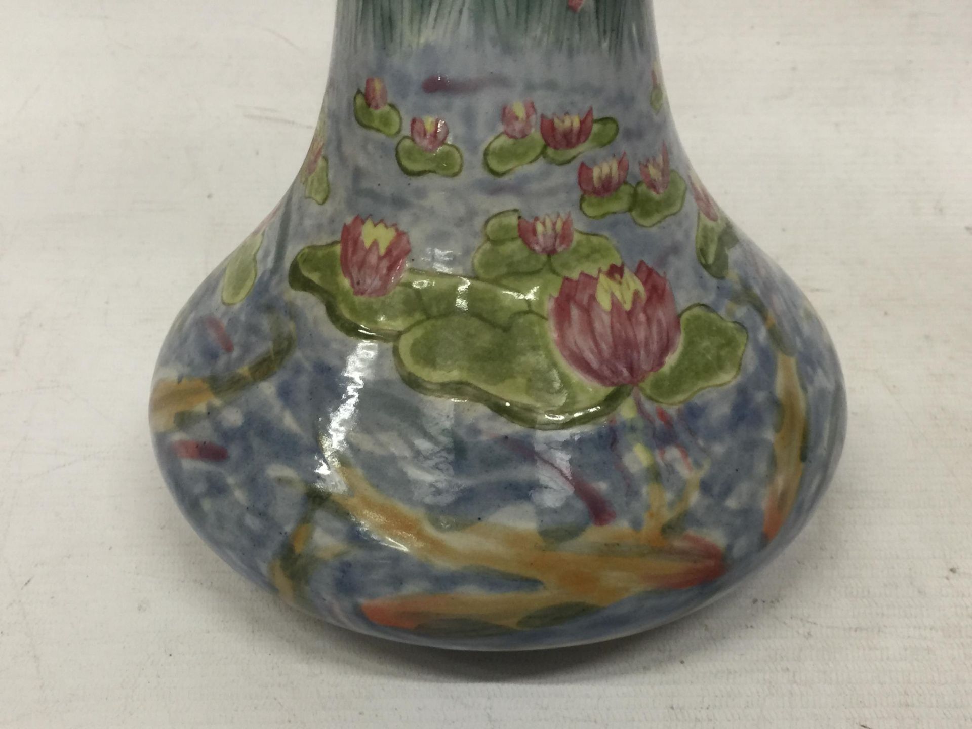 A COBRIDGE STONEWARE WATER LILY PATTERN VASE, DATED 1999 - Image 2 of 5